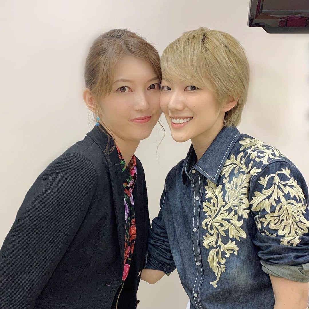 七海ひろきさんのインスタグラム写真 - (七海ひろきInstagram)「☆ 星組東京公演千秋楽。 私にとって、心から出会えて良かったと思える方々の退団。そんな方々の最後の日を近くで見守る事が出来て幸せでした。 紅さんと綺咲のデュエットダンスが大好きでした。 2人が一作品ずつ絆を深めていく姿を見るのが好きでした。最後の姿、この目に焼き付けました。 楽屋では、朝夏さんにも会えて嬉しかったです！！ そして、誰よりもお世話になった大好きな如月蓮くん。何度も何度も助けてもらいました。 私にとってかけがえのない存在です。 愛する星組の皆様、心から、千秋楽おめでとうございました！！ . #宝塚 #星組千秋楽」10月19日 21時56分 - hirokinanami773