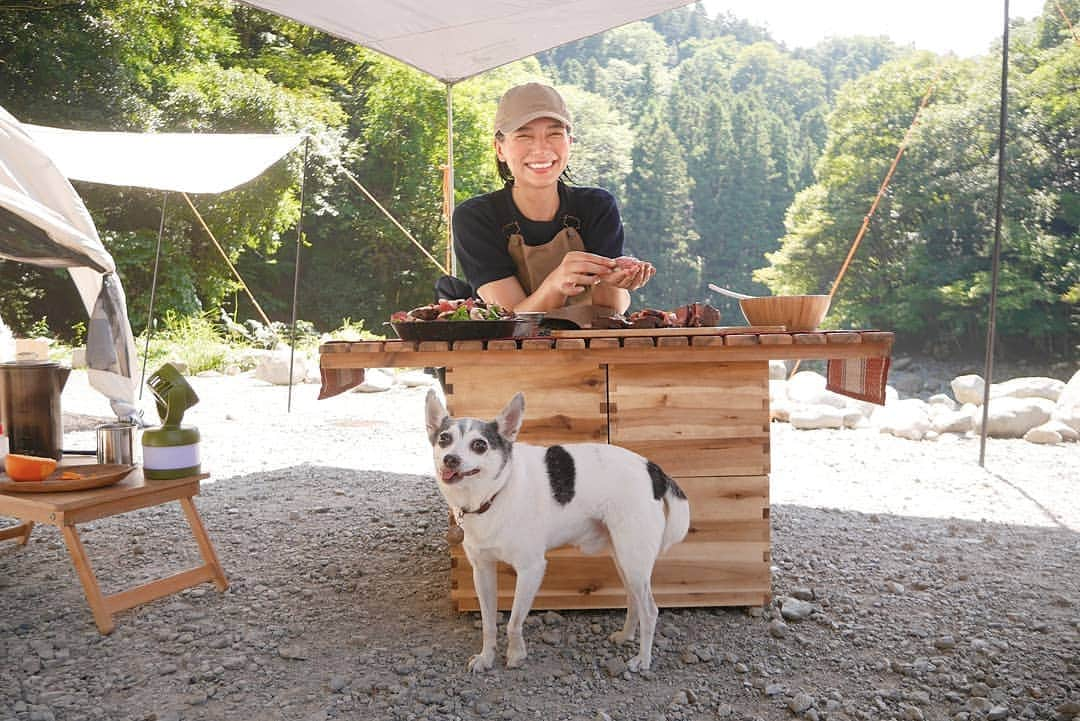 芳美リンさんのインスタグラム写真 - (芳美リンInstagram)「お寿司屋よしみ、開店だよ！﻿ ﻿ まさかキャンプで寿司を握るとは。﻿ ﻿ #ドリームジャンボステーキ﻿　を使った、#肉寿司　♥﻿ #ドイツワイン の#ロゼ との#マリアージュ ♥ ﻿ ﻿ プロが調理済みの肉を再加熱しているので、安心☺﻿ ﻿ ※過去picです﻿ ﻿ ﻿ #青野原野呂ロッジキャンプ場﻿﻿﻿ @aonohara_noro_lodg﻿ #青野原﻿#復興祈願 @saikaya_29 ﻿ #ドリームジャンボステーキ﻿﻿ ﻿#希少部位#肉食#肉食女子﻿#肉寿司梅田 #ドイツワインスペシャルアンバサダー﻿ #winesofgermanyjp﻿ #エプロン#xazuroyx#アズロイ﻿﻿﻿ @xazuroyx﻿﻿ #outdoor#camp﻿﻿﻿ #Captainstag﻿﻿﻿ @captainstag﻿﻿﻿ #キャプテンスタッグ#鹿番長﻿﻿﻿ #青野原野呂ロッジキャンプ場﻿﻿﻿ @aonohara_noro_lodg﻿ #ソトレシピ#camphack取材#キャンプでブー﻿﻿ #ソトシル掲載希望﻿﻿ #캠프﻿﻿ #아웃도어﻿﻿ #アウトドア﻿#ペトことクリスマス2019」10月19日 21時58分 - lynn.lynn5