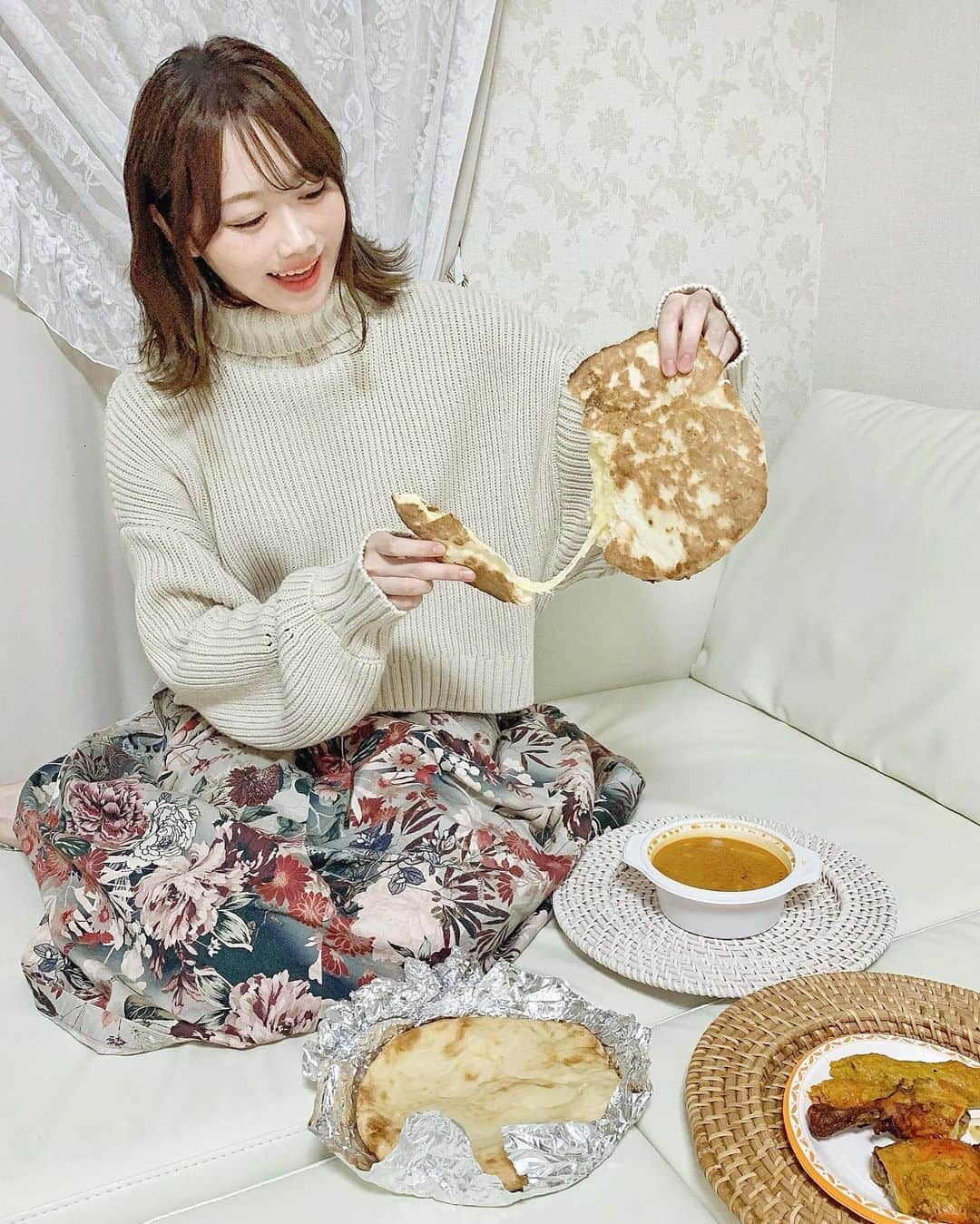 佐藤瀬奈さんのインスタグラム写真 - (佐藤瀬奈Instagram)「今日は家族でカレーパーティー🍛✨⠀ ⠀ ソファを広げてチャノマカフェ風にしたよ😂💓⠀ ⠀ 私は授乳中だからナンばっか食べてたけどwチーズナン大好きだから幸せだった…🤤⠀ ⠀ @titivatejp のニットはゆったりしてて楽ちんだからお気に入り🥰 ショート丈だからインしなくても着られるよ♡⠀ ⠀ 👶が産まれてから家族で集まる機会が増えて嬉しいな〜☺️💕 ・ ・ ・ #コーデ#titivate#ティティベイト#titivatestyle#プチプラコーデ#ママコーデ#ボリュームニット#ママコーデ#秋コーデ#ニット#プチプラコーデ」10月19日 22時01分 - senapuu