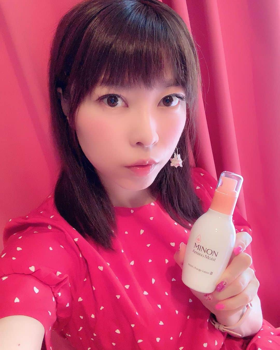 のインスタグラム：「こんばんはーぁ💓今日もGYMに行ってきましたー💓martial workout楽しすぎ💓 . .  第一三共ヘルスケアさんの【ミノン アミノモイスト モイストチャージ ローション IIもっとしっとりタイプ】 を使っていまぁぁーす♪💓 . .  ちょうど、これから冬になるし～、お肌の乾燥を防ぎたいから保湿化粧水を探していました～～！ 洗顔後のお肌に使ってるんだけど、すご～い♪密着感☆彡 . .  もっちりとする素肌が、理想のお肌って感じでとても気に入っています。❤️ 最近、すっぴんでも普通に歩いちゃうくらい 素肌の調子がよくなりました～～♪🎀 ご提供ありがとうございました！ . .  #コスメ　#コスメ好き　#美容　#美容マニア　#保湿 #旅インスタグラマー　#インスタグラマー　#インフルエンサー #スキンケア好き　#ビューティー　#美容ブロガー　#今日のコーデ　#今日のメイク #ファッション好き　#今日のコーデ　#読者モデル　#今日のファッション  #ナチュラルメイク  #コスメブロガー  #旅好き女子 #コスメ大好き #お肌ケア #メイク好き  #ミノン #ミノンアミノモイスト #スキンケア #化粧水 #敏感肌 #コスメレポ #アミモイ 第一三共ヘルスケアのキャンペーンに参加中[PR]」