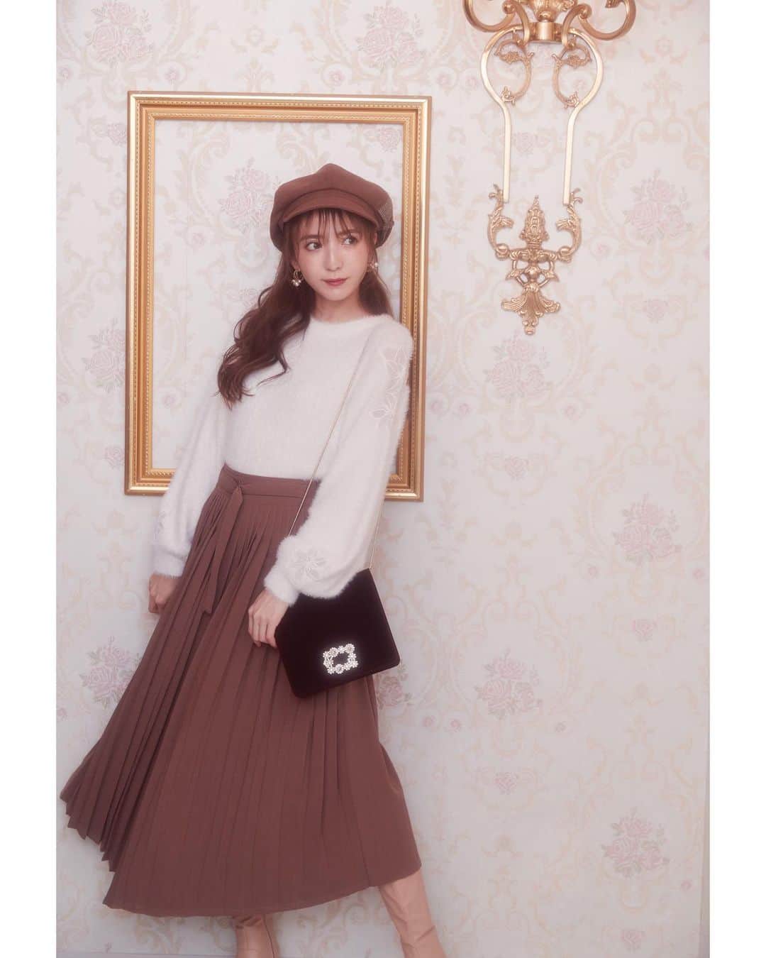 平木愛美さんのインスタグラム写真 - (平木愛美Instagram)「@miia_official 🌼🧡 . 撮影中の動画もスライドで載せております。 大人気のエンジェルワンピースも。その上に羽織ってるもこもこなアウターも。🧸 他shotのコーデも全部、可愛いお洋服に包み込まれて…💞 #miia #model」10月19日 22時05分 - manamihiraki