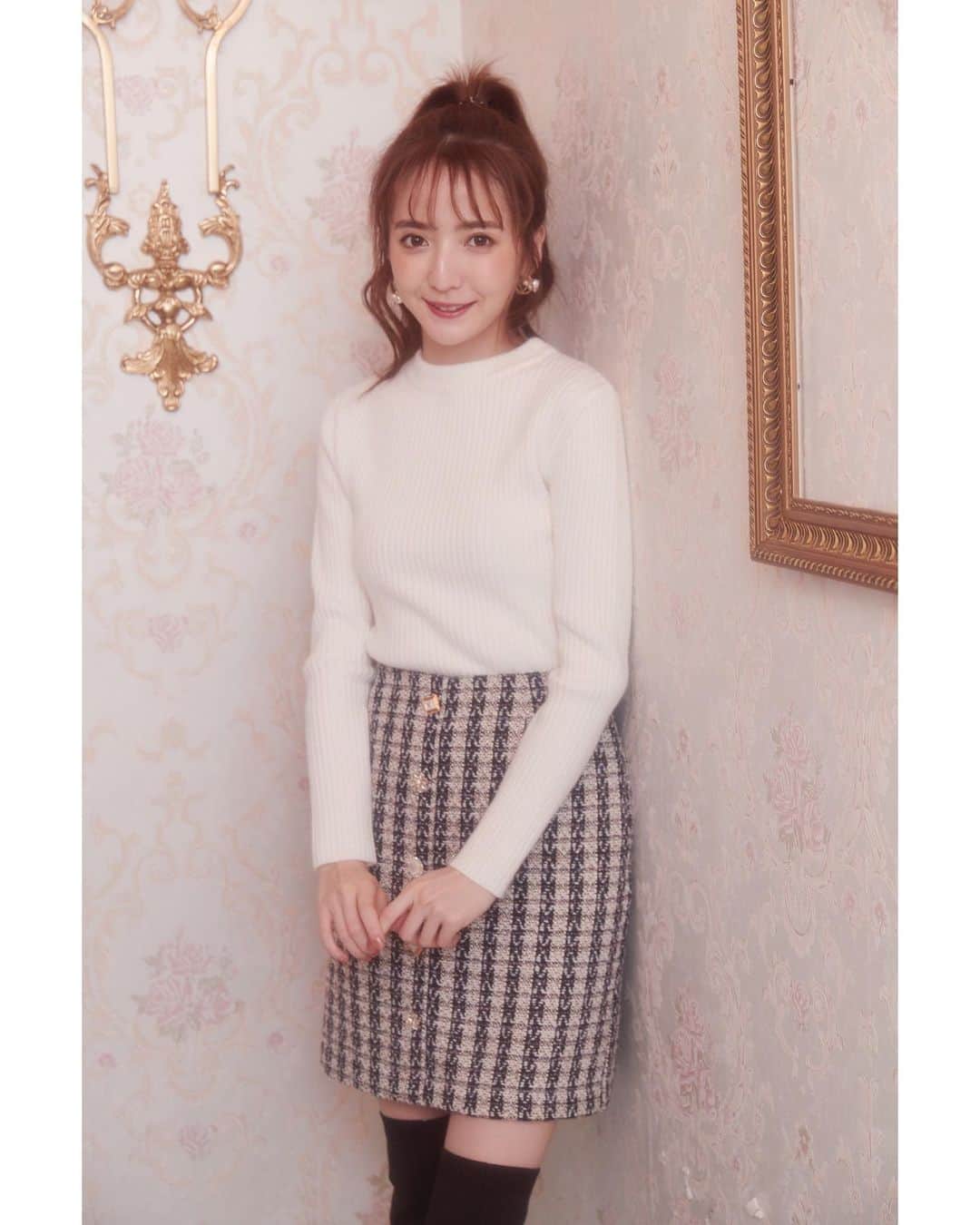 平木愛美さんのインスタグラム写真 - (平木愛美Instagram)「@miia_official 🌼🧡 . 撮影中の動画もスライドで載せております。 大人気のエンジェルワンピースも。その上に羽織ってるもこもこなアウターも。🧸 他shotのコーデも全部、可愛いお洋服に包み込まれて…💞 #miia #model」10月19日 22時05分 - manamihiraki