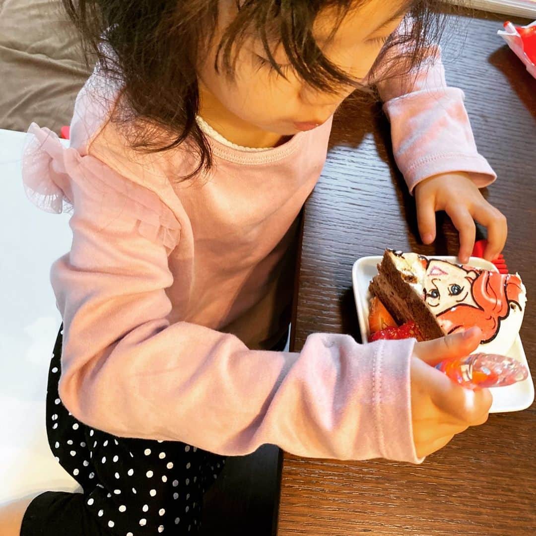西山茉希さんのインスタグラム写真 - (西山茉希Instagram)「1歳後半から一緒に過ごしてきた幼い馴染みくんとチビパンさんの、 恒例の合同バースデー。  毎年成長を感じながら、 毎年安定な仲良しペアを見れる日。  #小さなお誕生日会 #幸あり会  自分のケーキかのように食べるちびちびさんと、ケーキより肉待ちする母さんを添えて。  自由な親子をいつも迎え入れてくれてありがとう。  #サンドイッチ #ポテト #ナゲット #アヒージョ #ヒレ肉 #手巻き寿司  肉欲すぎて手巻きのお刺身撮る気無い説。  あー美味しかった😋❤️ 母ちゃんだけじゃ与えられない幸せは、 甘えて頼って与えてこ。」10月19日 22時07分 - maki.nshiyama50