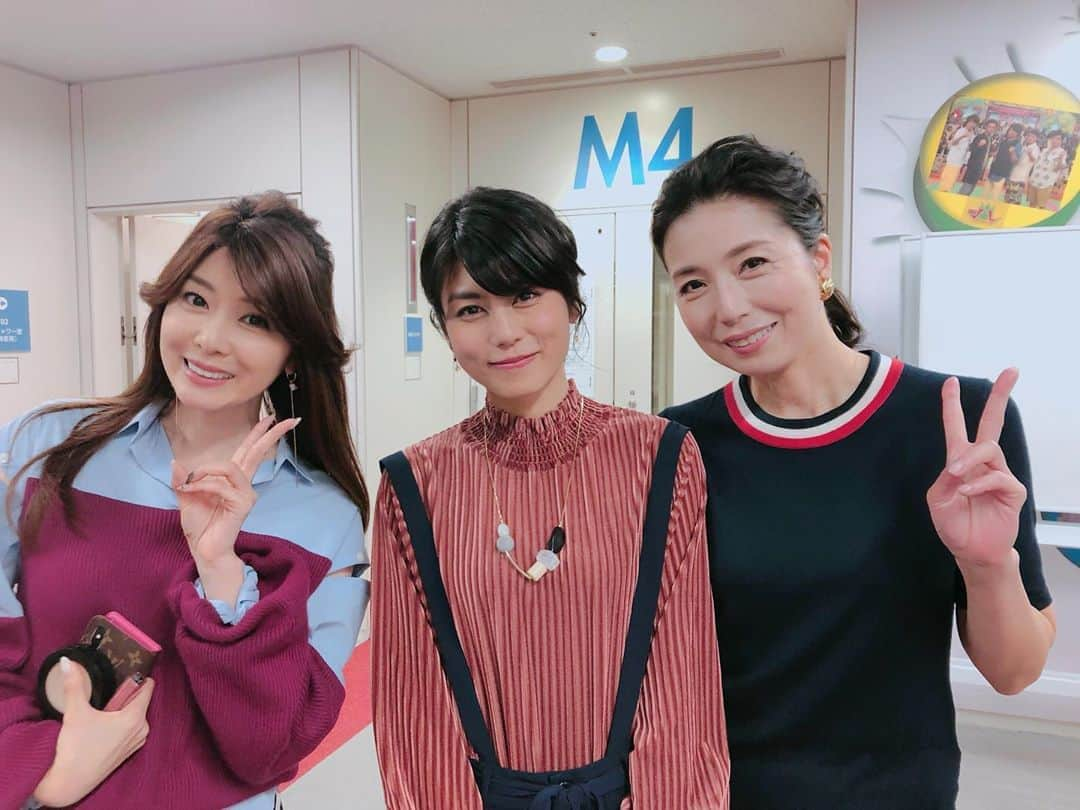 芳野友美さんのインスタグラム写真 - (芳野友美Instagram)「今日は麗しのお姉様方とのお写真♪ #アウト軍団 としてご出演されている#高橋ひとみ さんと#矢部みほ さん✨ お二人共ほんっとにお綺麗！ そして気さくに話しかけて下さり、気遣って下さりで、めちゃくちゃ優しい！！ お二人の飾らないお人柄に惚れました☆ 矢部さんは連絡先交換もさせていただいて、早速競馬場に誘って下さったのに(有難い！)仕事で都合が合わず…(申し訳なさすぎる)近々絶対一緒に競馬場に行きたいです❤︎勿論YABEKEにも☺︎」10月19日 22時10分 - yumi_yoshino_1980