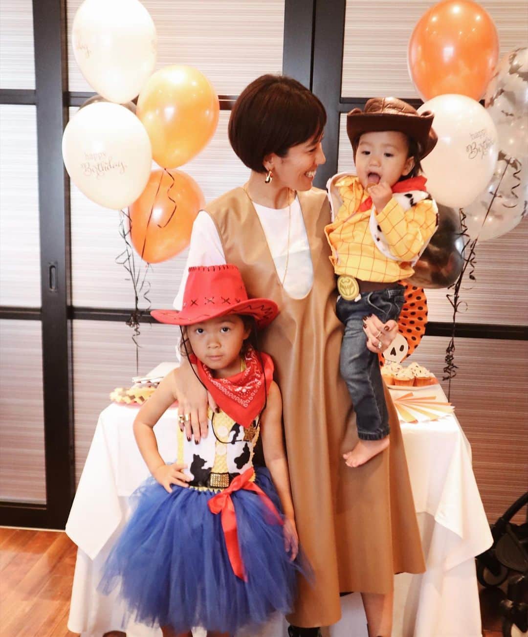 のインスタグラム：「HAPPY BIRTHDAY HALLOWEEN PARTY🎃🎉🎂 * 今年もお誕生日会は、ハロウィンパーティーにしました🎃 * 子供達は、いま息子が大好きなウッディ❤️娘はジェシー❤️ * 子供だけで撮りたかったけど、かなり動き回って無理だったのが心残り😂だけどそんなもの👻 * #2歳#お誕生日会#ハロウィンパーティー #birthday#birthdayparty #kidsbirthdayparty」
