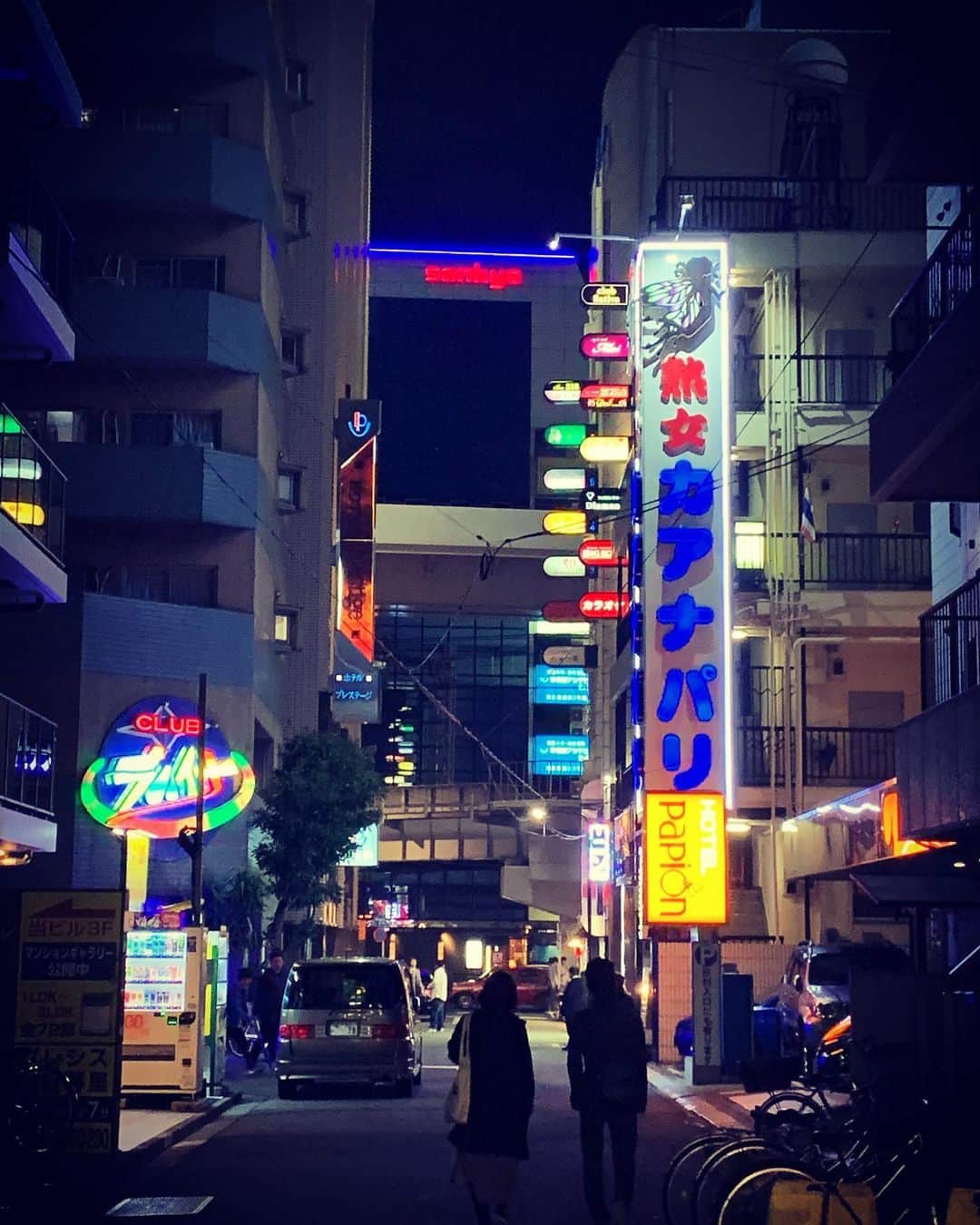 のインスタグラム：「Tokyo neon.... 最近カタカナ流行ってますね、笑  #tokyocity #dirtyminded #coolcityintheworld #greatfood #somanysouls」