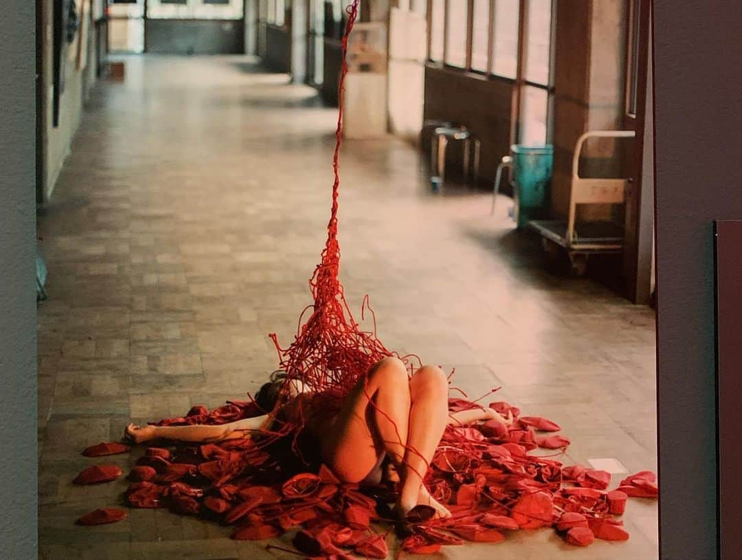 日下裕江さんのインスタグラム写真 - (日下裕江Instagram)「前から気になってた 塩田千春展来れた✨ , . . - ”糸”のアーティストの過去最大規模の個展-🧵 まるで人間の毛細血管の様な世界観が、不気味でもあり、 釘付けにさせられる作品でした。 , . . 『不確かな旅』 美術館の入り口で観客を出迎えるのは、塩田の作品に度々登場する舟をモチーフにした作品「どこへ向かって」。まるで大海に浮かぶ小舟のように高さ11メートルの天井から吊るされた約100艘の舟が、先の見えない未来や人生苗度を連想させる。  最初のインスタレーション「不確かな旅」では、フレームだけの舟と真っ赤な糸が張り巡らされた空間が広がる。赤い色は、血液や赤い糸など、人と人とのつながりを考えることもできると語る塩田。本作品は、不確かな旅の先にある多くの出会いを示唆しているかのようだ。 . . ➖➖➖➖➖➖➖➖➖ . . ベルリンを拠点にグローバルに活躍するアーティスト、塩田千春。彼女は、記憶や不安、夢や沈黙など、とても繊細でパーソナルな世界をインスタレーションやパフォーマンスの形で表現している。中でも、黒や赤の糸を空間全体にびっしりと張り巡らせた彼女の代表的な作品シリーズは、まるで何本もの細い糸が生命力を持ったように空間を独特な緊張感で満たし、思わず息を呑んでしまう。  塩田の過去最大規模の個展だ。大規模なインスタレーション6点を中心に、立体作品、パフォーマンス映像、写真、ドローイング、舞台美術の関連資料などを加え、20年にわたる活動を網羅的に体験できる。言葉以上に観る者の言葉を揺さぶり、日常を見つめ直すヒントを与えてくれる彼女の作品  #塩田千春展 #塩田千春　#不確かな旅 #森美術館　#毛細血管　#血液　#人と人の繋がり　#塩田千春展魂がふるえる」10月19日 22時19分 - hiroe___h