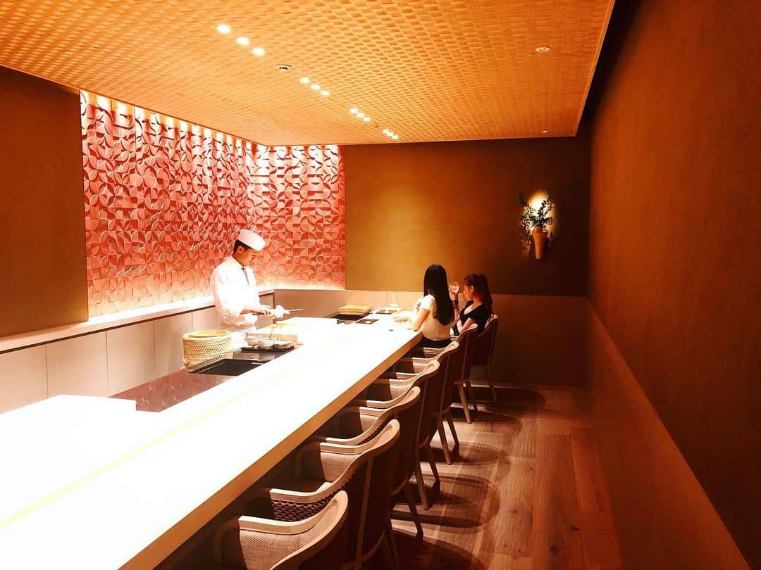 cieltripさんのインスタグラム写真 - (cieltripInstagram)「ペニンシュラ東京の和魂でお寿司🍣 カウンター８席中、６席が外国人のお客様という、ホームなのにアウェイ感🤔穴子がふっわふわで美味しかったです。やっぱり日本のお鮨最高！ 次は、アマンの武蔵に行きたいです。  後半から #貸切状態 #ペニンシュラ東京 #peninsulatokyo  #鮨和魂 #一時帰国 #ホテルディナー #ホテルステイ #ラグジュアリーホテル #有楽町 #東京美食 #すし #寿司好き #米其林 #壽司 #半島酒店」10月19日 22時19分 - cieltrip