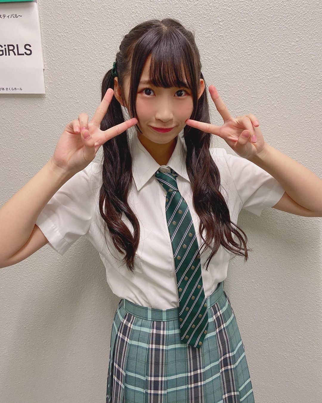 松本愛花のインスタグラム：「🧡 「SUPER☆GiRLS 超絶★学園LIVE ～ときめきフェスティバル～」 お越しくださった皆さん ありがとうございました🥺❤️ 髪型は、1部はツインテール 2部はサイドポニー にしたよ！🥰💓 どっちの方が好き〜〜？ #アイドル #スパガ #ワンマンライブ #IDOL #制服 #衣装 #ヘアアレンジ #メイクアップ」