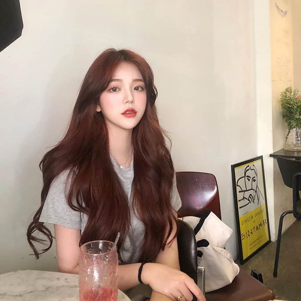 原涼香のインスタグラム：「유빈ちゃんみたいなRed brown🌹🍫 今季オーダー殺到してます❤︎ ただの赤じゃない、オトナレッド❤️ ㅤㅤㅤㅤㅤㅤㅤㅤㅤㅤㅤㅤㅤ 私の得意な #韓国式レイヤーカット と合わせると 一気に韓国人になれます🇰🇷✨ ㅤㅤㅤㅤㅤㅤㅤㅤㅤㅤㅤㅤㅤ」