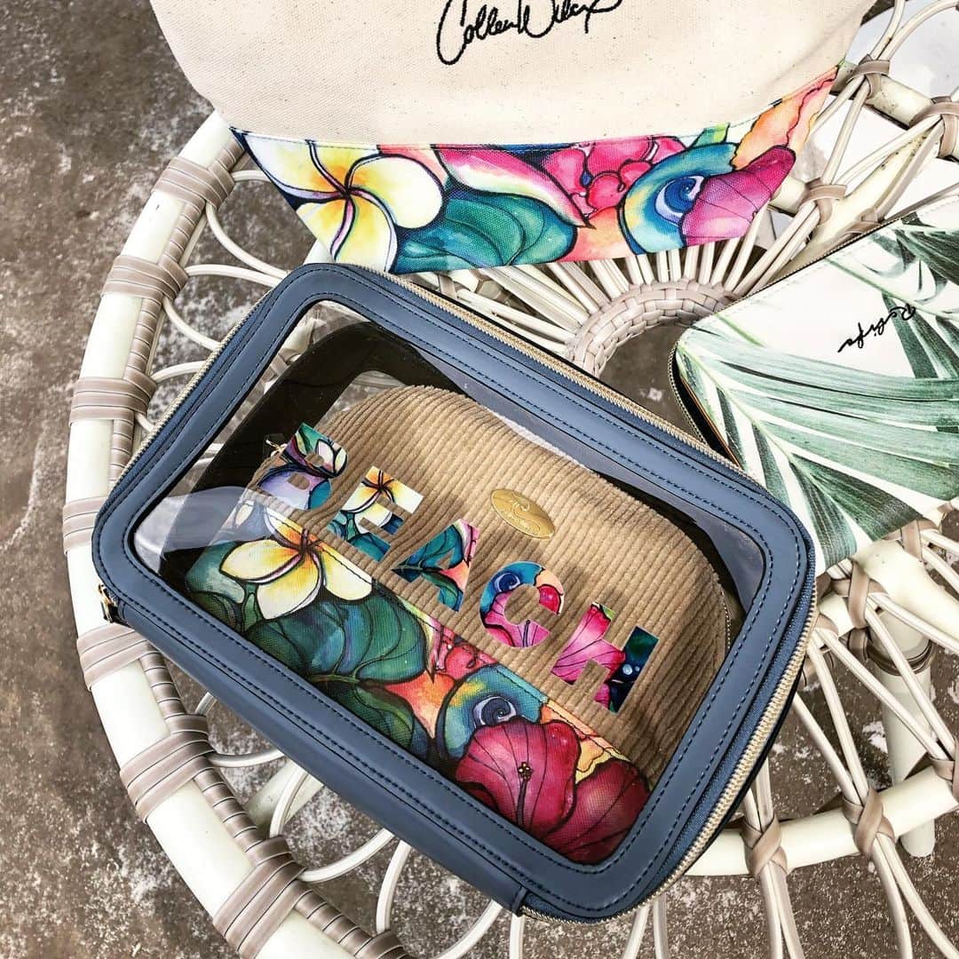 ラレイアのインスタグラム：「🌺 大好評につき再入荷😍🧡 ・ Colleen Wilcoxアートデザインのコーデュロイ2点ポーチ！ ・ プレゼントにも大好評な人気アイテムです💓 トラベルにもおすすめなのでお洒落で便利😊✨ ・ ぜひcheckしてみてください🌴💕 @laleia_official  @colleenwilcoxgallery_jp  #colleenwilcox#art#hawaii#aloha#surf#beach#laleia#ハワイ#フォトジェニック#インスタ映え#インスタ女子#アロハ#ビーチ#海を感じる雑貨#ラレイア#アート#ビーチガール#サーフスタイル#大人カジュアル#秋#ポーチ#楽天#コリーンウィルコックス#トラベル#ギフト#プレゼント」