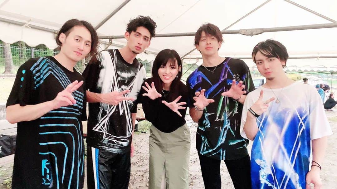 東郷祐佳さんのインスタグラム写真 - (東郷祐佳Instagram)「WATER ROCK FESTIVAL、お足元の悪い中来て下さった皆様ありがとうございました！  願いが通じてお天気も何とかもってくれました。 今日は仲良しのLuck Stokesと一緒♪  次回のライブ11/24代官山LOOPは、そんなLuck Stokesギターの潤ちゃんとお届けしますので、是非遊びに来てね♡ . . 【NEXT LIVE】 『東郷祐佳×宮﨑薫〜Daikanyama LOOP 11th Anniversary〜』 2019年11月24日(日) ■#代官山LOOP ■OPEN 18:30 / START 19:00 ■3600円+1D代 ■LIVE:#東郷祐佳 / #宮﨑薫  #waterrockfestival #秦野 #丹沢謌山 #luckstokes」10月19日 22時24分 - yuka_togo_official