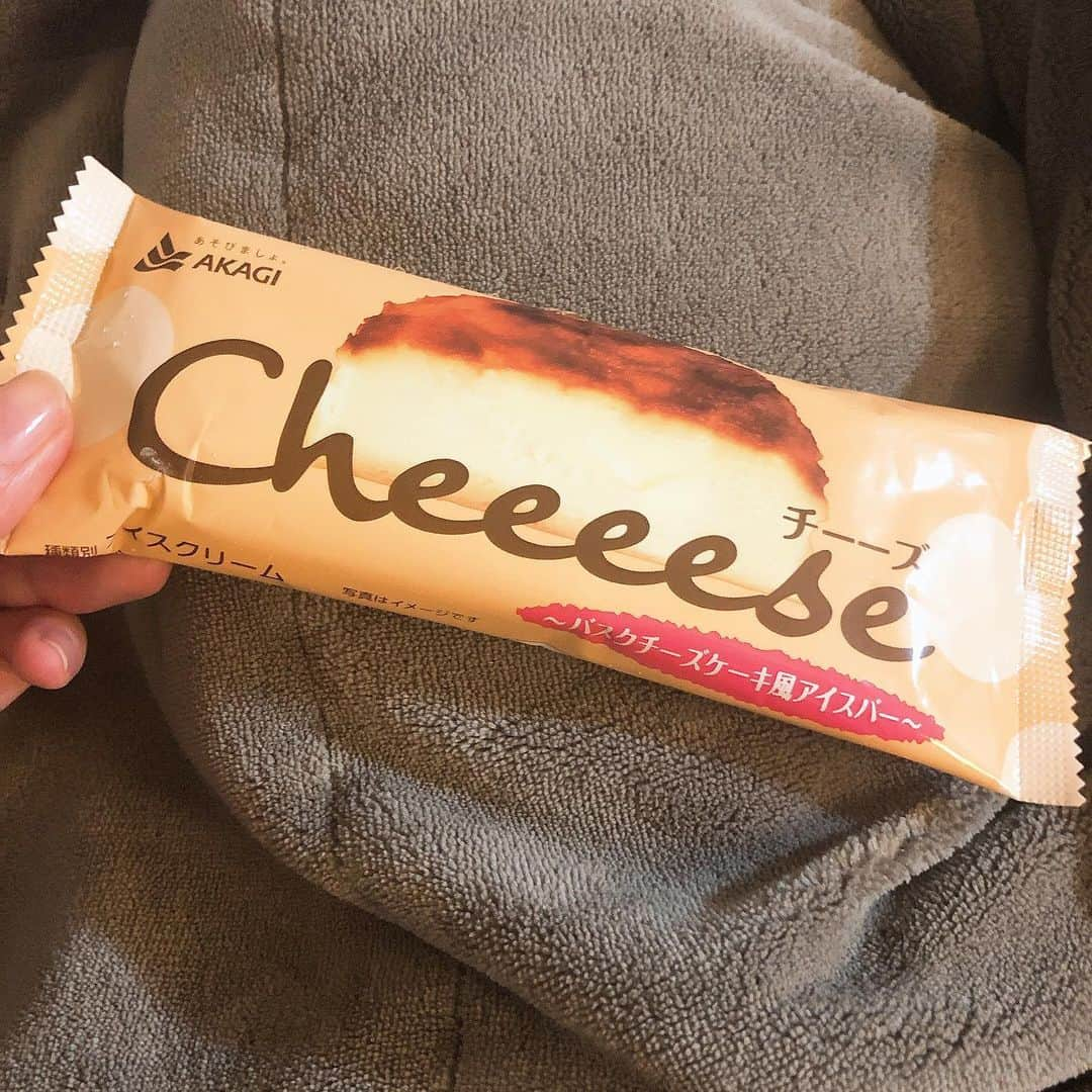 前田玲奈さんのインスタグラム写真 - (前田玲奈Instagram)「#cheeees #チーーズ #akagi #バスクチーズケーキ風アイスバー アメトーーク！！みたいなことかな？笑 この間のラップの回よかったなー！個人的にとても嬉しい回でした☺️「感謝　般若」見るたびに感謝と名前で踏めるのまじかっこいいなーーずるいなーーてなる🤔 「まえだれな」だと今思いついたの「あれがデマ」しかないーーー笑 あ、それはおいておいてこのアイスね！ これも私はとても好き！ というかチーズのアイスって大体ハズレがないのよね。 「バスクチーズケーキ」というのは上の部分を焦がして香ばしくしてあるチーズケーキで、プリンをバーナーで焦がす「クレームブリュレ」に似てる感じかしら？？ この周りの茶色のコーティングがそこを担っていてコクと香ばしさが！ チーズの感じもあるし、ブリュレみたいな感じもある。 私は #濃厚チーズスティック　も好きなんだけど、こっちのがまろやかであそこまで濃くない感じかな！全年齢適応！って感じ☺️ 美味しいので見つけたら食べてみて〜〜 #アイ活 #icecream #チーズ #コンビニアイス #新作アイス寒いの大嫌いだけど金木犀は大好き #この時期だけは許そう #拾ってもってきた手のひらの中もいい香りだった #金木犀みたいな人に私もなりたい #アイスみたいな人にもなりたい」10月19日 22時28分 - maedarena_ice