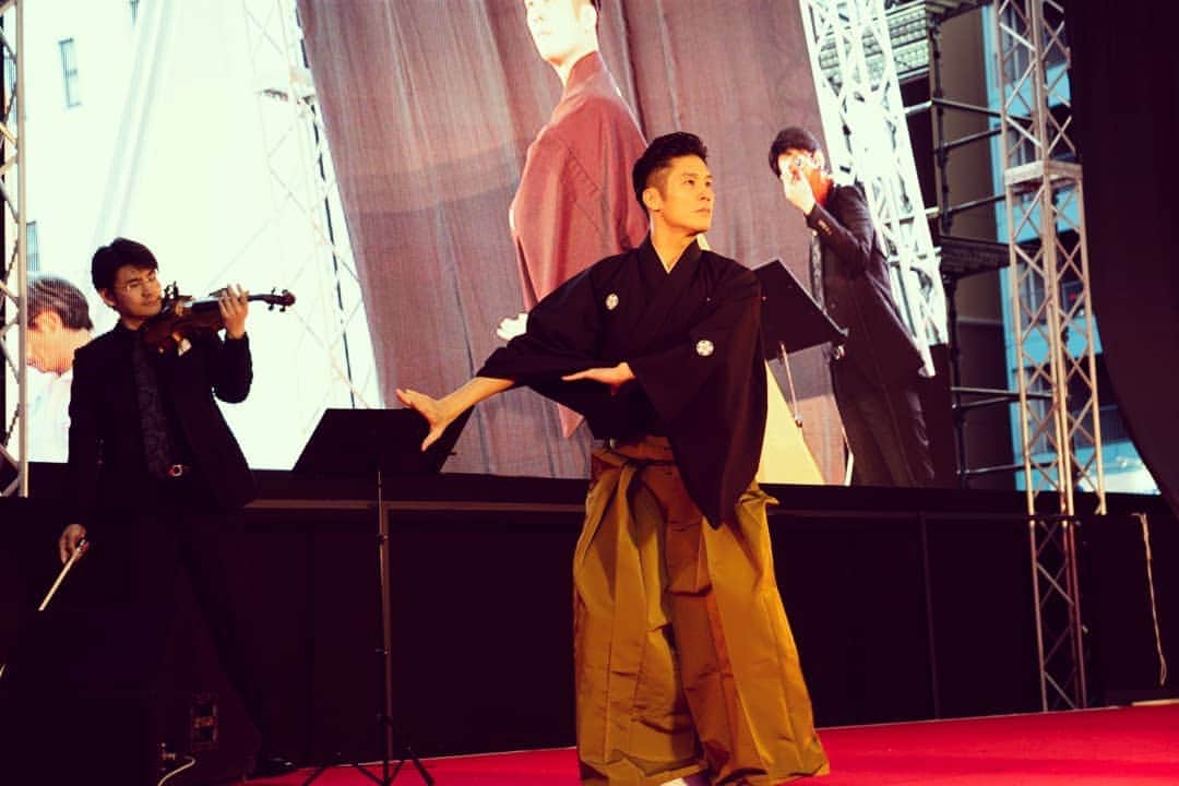 梅川壱ノ介（舞踊家）さんのインスタグラム写真 - (梅川壱ノ介（舞踊家）Instagram)「ℕ𝕖𝕨 𝕥𝕒𝕥𝕠𝕝 𝕂𝔸𝔾𝔼𝕄𝕌𝕊ℍ𝔸 ￣￣￣￣￣￣￣￣￣￣￣￣￣￣￣￣￣￣￣￣￣￣￣￣ . 新作披露の前はいつも緊張する。  でも、ワクワクもする。 だから、やめられない。  #梅川壱ノ介  #日本伝統  #日本舞踊  #新作 #影武者 #ラグビーワールドカップ2019」10月19日 22時38分 - umekawaichinosuke