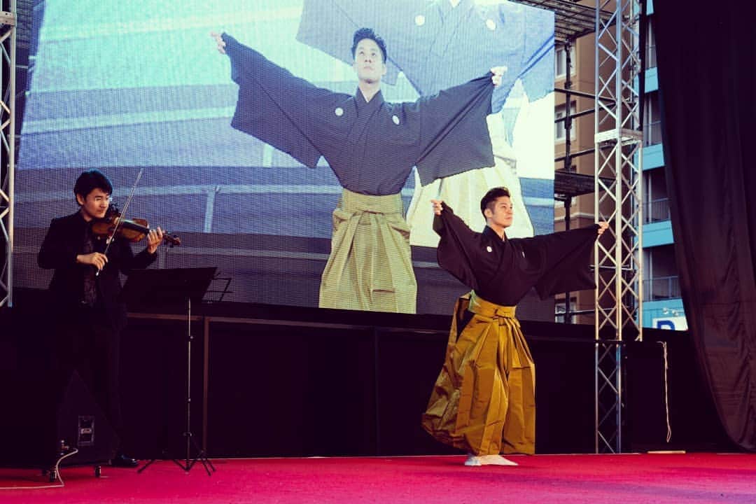 梅川壱ノ介（舞踊家）のインスタグラム：「ℕ𝕖𝕨 𝕥𝕒𝕥𝕠𝕝 𝕂𝔸𝔾𝔼𝕄𝕌𝕊ℍ𝔸 ￣￣￣￣￣￣￣￣￣￣￣￣￣￣￣￣￣￣￣￣￣￣￣￣ . 新作披露の前はいつも緊張する。  でも、ワクワクもする。 だから、やめられない。  #梅川壱ノ介  #日本伝統  #日本舞踊  #新作 #影武者 #ラグビーワールドカップ2019」