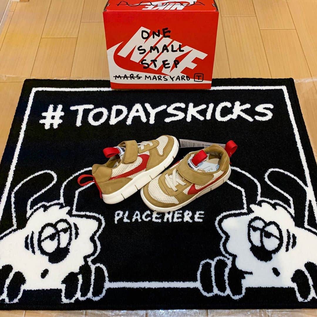 SneakerBox.jpのインスタグラム：「✌️ ナイキのマットよりちょいデカめ🙃 キッズシューズやポップなカラーリングが合うフロアマットですね✨ #verdy  #verdyharajukuday  #girlsdontcry  #magicstick_tyo  #magicstick  #tomsachs  #MARSYARD #todayskicks」