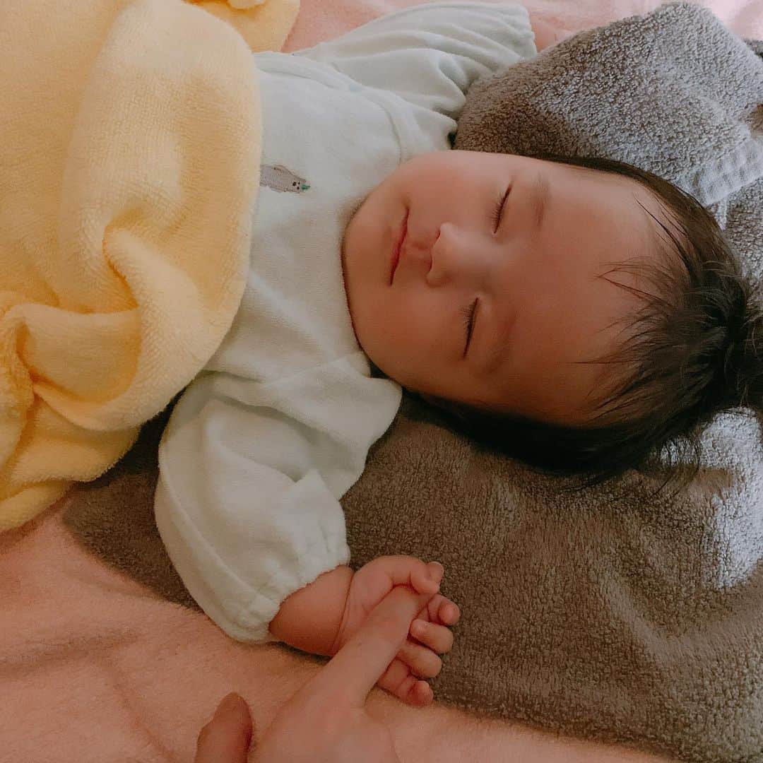 しほの涼のインスタグラム：「娘の産まれた時の体重は2864g。  3ヶ月の今の体重は6200g。  順調すぎる程、日々大きくなってる娘。  産まれた時、分娩台の上で私の胸にまだ羊水の匂いがしながら乗ってた事。 おっぱい探してチュパチュパしてた事。 新生児の時のふわっと軽いあの感覚 新生児特有動き方。 写真や動画で残しているけど、実際に見てたのはもっともっと可愛かった。  なのにもう忘れてきちゃってる😔  どの位軽かった？ どんな小さな声で泣いてた？  今はまだ三ヶ月だけど、どんどん服が入らなくなって50cmの服はつんつるてん。 泣き声もちゃんと大きな声が出るようになった。  楽しいと笑うし、嫌なことは泣く。 ちゃんと成長してて嬉しいはずなのに、、 新生児の時のまだ喜怒哀楽がなかった時。 本能のままにお腹がすいたよってだけで泣いてたね。 お医者さんに目薬されても、嫌だって感覚がなくて されるがままに泣かなかったあの時。  大きくなってて嬉しいのに。 なのに寂しい。  早く大きくならなくていいんだよ。 いつまでもママの指握りながら寝てよ。 眠いよってグズってよ。 いつまでだって抱いててあげるよ。 ママが抱っこしないと泣き止まないのも可愛いよ。 寝起きにママの顔見てニターって笑うのも本当に可愛い。 大きくならないで、このまま赤ちゃんでいいよぉぐすん  風邪ひいてるからかな？ 娘を半日祖母に預けてて隣にいないから？  とっても寂しい😔  久々にセンチメンタルです😢😢 #寂しい#赤ちゃん#赤ちゃんのいる生活 #子育ての悩み#子育ての大変さ #子育てあるある #子育てママ#子離れできない母 #子離れできん#いつまでも側にいてほしい#一生このままだったらいいのに」