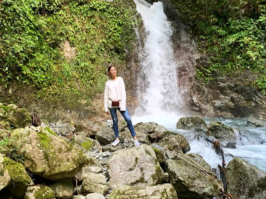 遊海 Yuumiさんのインスタグラム写真 - (遊海 YuumiInstagram)「The higest waterfall at  Oldest Wakamiya hachimangu Shrine. 　It was after the horiible typhoon. The typhoon rain go though the nature and flow into the sea.  My deepest condolences for all who lost lives, and to the friends and relatives who lost their loved one by Typhoon. wishing for speedy recovery to the injured and reunification with their families.  @inaka_tourism @misugi_resort. 日本で一番古い若宮八幡宮。最上階の滝、台風の後でしたが水は好きとおてました。ひどい台風の雨は自然に流れて海に。。台風で命を落としてしまった方、また愛する人を失ったご友人やご家族の皆様に心からの哀悼の意を表します。被害に遭われた方々が一刻も早く回復し、再び家族と共に過ごせるよう願っています。 #inakatourism #misugiresort #hinotanionsen #misugi #美杉　#若宮八幡宮　#美杉リゾート　#自然　#森林　#日本の文化　#misugiforest #prayforjapan」10月19日 22時37分 - yuumi_kato