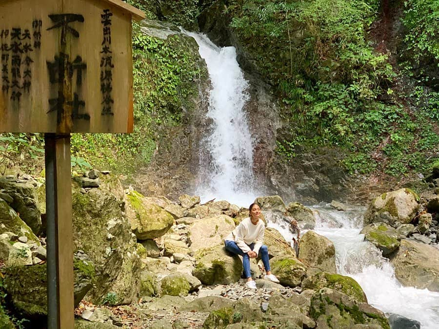 遊海 Yuumiさんのインスタグラム写真 - (遊海 YuumiInstagram)「The higest waterfall at  Oldest Wakamiya hachimangu Shrine. 　It was after the horiible typhoon. The typhoon rain go though the nature and flow into the sea.  My deepest condolences for all who lost lives, and to the friends and relatives who lost their loved one by Typhoon. wishing for speedy recovery to the injured and reunification with their families.  @inaka_tourism @misugi_resort. 日本で一番古い若宮八幡宮。最上階の滝、台風の後でしたが水は好きとおてました。ひどい台風の雨は自然に流れて海に。。台風で命を落としてしまった方、また愛する人を失ったご友人やご家族の皆様に心からの哀悼の意を表します。被害に遭われた方々が一刻も早く回復し、再び家族と共に過ごせるよう願っています。 #inakatourism #misugiresort #hinotanionsen #misugi #美杉　#若宮八幡宮　#美杉リゾート　#自然　#森林　#日本の文化　#misugiforest #prayforjapan」10月19日 22時37分 - yuumi_kato