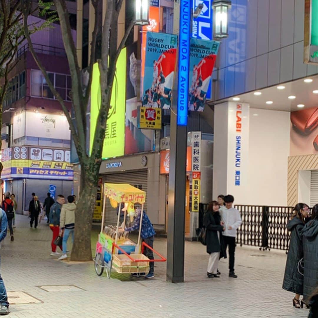 りょうくんグルメさんのインスタグラム写真 - (りょうくんグルメInstagram)「【新宿　チョコバナナ屋台】 新宿名物、カットチョコバナナが食べられる謎の屋台😏 ㅤㅤㅤㅤㅤㅤㅤㅤㅤㅤㅤㅤㅤ 🏠#新宿　#チョコバナナ屋台 🚶‍♂️新宿駅東口徒歩3分 📖カットチョコバナナ(¥200)×2 歌舞伎町のドンキホーテのある横断歩道の前 (プリクラあるところ) ㅤㅤㅤㅤㅤㅤㅤㅤㅤㅤㅤㅤㅤ 新宿を歩いたものは誰しもが見かけたことがあるだろう新宿のチョコバナナ屋台。 出たばかりの時は買ってる人は数人だったにもかかわらず、時が経つに連れて人気になり、今では東口からTOHOシネマズまでの通りを食べ歩きする人がめちゃ増えた。 ㅤㅤㅤㅤㅤㅤㅤㅤㅤㅤㅤㅤㅤ 夜しか出現しないし、300円払ってじゃんけんで勝てば2本もらえるとゆう謎のルールあり。 ㅤㅤㅤㅤㅤㅤㅤㅤㅤㅤㅤㅤㅤ 通常チョコバナナやカットチョコバナナ、顔つきなど色んなタイプがある。 ㅤㅤㅤㅤㅤㅤㅤㅤㅤㅤㅤㅤㅤ いつでもお祭り感が味わえるこのチョコバナナはとりあえずめちゃ楽しい。 ストーリーで載せたい食べ歩きグルメ筆頭。 ㅤㅤㅤㅤㅤㅤㅤㅤㅤㅤㅤㅤㅤ ちなみに一番人気のコアラのマーチは落ちやすいから気をつけて欲しい(オレはしっかり落とした) ㅤㅤㅤㅤㅤㅤㅤㅤㅤㅤㅤㅤㅤ チョコバナナ食べ歩きするの超楽しい。 オススメ。」10月19日 22時39分 - uryo1113