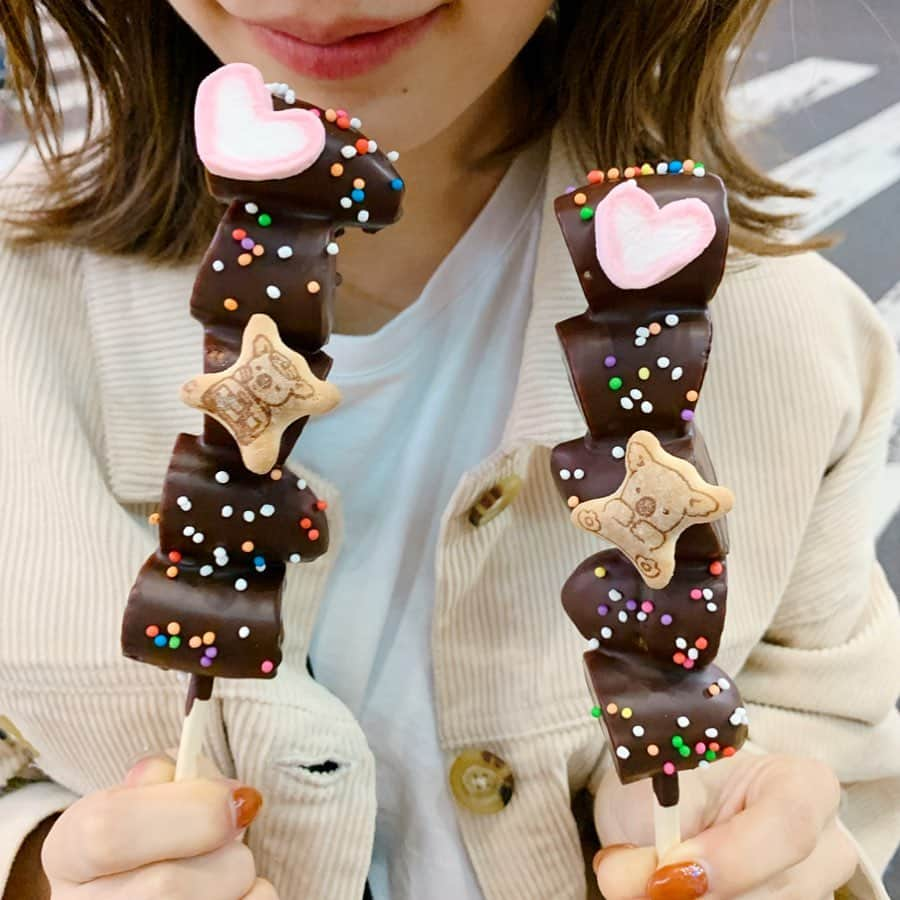 りょうくんグルメさんのインスタグラム写真 - (りょうくんグルメInstagram)「【新宿　チョコバナナ屋台】 新宿名物、カットチョコバナナが食べられる謎の屋台😏 ㅤㅤㅤㅤㅤㅤㅤㅤㅤㅤㅤㅤㅤ 🏠#新宿　#チョコバナナ屋台 🚶‍♂️新宿駅東口徒歩3分 📖カットチョコバナナ(¥200)×2 歌舞伎町のドンキホーテのある横断歩道の前 (プリクラあるところ) ㅤㅤㅤㅤㅤㅤㅤㅤㅤㅤㅤㅤㅤ 新宿を歩いたものは誰しもが見かけたことがあるだろう新宿のチョコバナナ屋台。 出たばかりの時は買ってる人は数人だったにもかかわらず、時が経つに連れて人気になり、今では東口からTOHOシネマズまでの通りを食べ歩きする人がめちゃ増えた。 ㅤㅤㅤㅤㅤㅤㅤㅤㅤㅤㅤㅤㅤ 夜しか出現しないし、300円払ってじゃんけんで勝てば2本もらえるとゆう謎のルールあり。 ㅤㅤㅤㅤㅤㅤㅤㅤㅤㅤㅤㅤㅤ 通常チョコバナナやカットチョコバナナ、顔つきなど色んなタイプがある。 ㅤㅤㅤㅤㅤㅤㅤㅤㅤㅤㅤㅤㅤ いつでもお祭り感が味わえるこのチョコバナナはとりあえずめちゃ楽しい。 ストーリーで載せたい食べ歩きグルメ筆頭。 ㅤㅤㅤㅤㅤㅤㅤㅤㅤㅤㅤㅤㅤ ちなみに一番人気のコアラのマーチは落ちやすいから気をつけて欲しい(オレはしっかり落とした) ㅤㅤㅤㅤㅤㅤㅤㅤㅤㅤㅤㅤㅤ チョコバナナ食べ歩きするの超楽しい。 オススメ。」10月19日 22時39分 - uryo1113