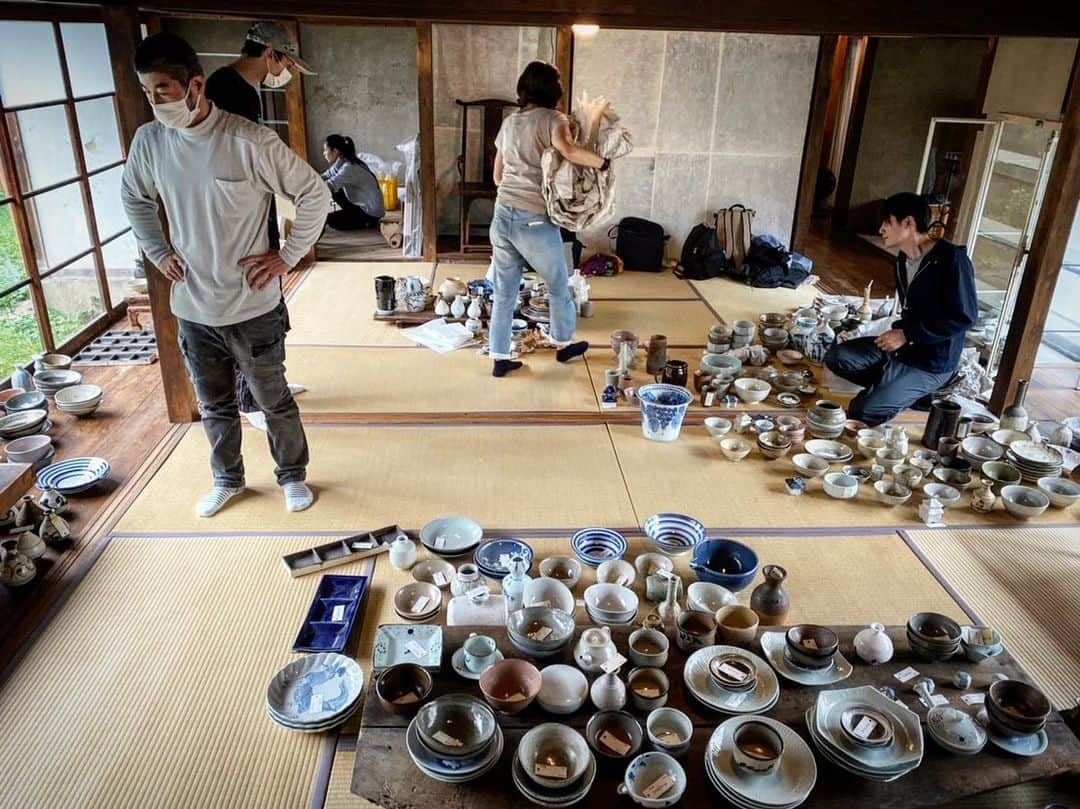 村上隆さんのインスタグラム写真 - (村上隆Instagram)「10/20-10/21 Shin Murata 'Putting Thing in Order, Fall 2019' @muratashinwolf @tonoto_take @songfeng7300  Exhibition Sunday, Octorber 20 10:00 - 21:00 Opening recepton at 18:00 Monday, October 21 10:00- 19:00 The Gallery wll be closed between 15:00 - 17:00 while a talk show takes place at a separate venue.  Exhibition Venue tonoto 29-2 Takagamine Kuromoncho, Kita-ku, Kyoto  Talk Show Monday, October 21 15:00 - 17:00 *Doors open at 14:30 Free Admission The seating is limited to 80 so the event could be standing-room only and admission is not guaranteed. First come, first served.  Part 1 15:00 - 15:50 About tonoto: Its Involvement with Craft and Developments Going Forward Hidenori Take (Owner, tonoto) and Wei Cheng, (Ceramicist from Jingdezhen, China)  Part 2  16:00 - 17:00 Putting Things in Order, Fall 2019 Shin Murata and Takashi Murakami  Talk Show Venue Kyoto-shi Kita Ikiiki Shimin Katsudo Center  Regarding the Ceramics Store Shin Murata Will Open Takashi Murakami  Thanks to Hidenori Take, the owner of tonoto, the new ceramics gallery in Kyoto, we are holding the first solo show of Shin Murata’s works in a while, titled Putting Things in Order, Fall 2019. Along with this announcement of the show, I’d like to also inform you about Murata’s upcoming activities.  Either at the end of 2019 or in early 2020, ceramicist Shin Murata and our Kaikai Kiki, in a joint venture, plan to open a store called Tonari no Murata. At the moment we are renovating a traditional townhouse (machiya) in Okazaki, Kyoto in earnest with the help of the architect Shigeki Okamoto.  For about three years since 2016, moved by the future vision and narrative of Murata and his wife, Fusako, I have been assisting them in organizing the environment surrounding his ceramics production and in preparing their store. As we finally decided on the store location and got the renovation under way, Murata was diagnosed with cancer on August 7, 2019. Honestly, it was a tremendous shock. He has gone through tests and a surgery, and has now started chemotherapy for the stage 3 cancer. 👉next page」10月19日 22時44分 - takashipom