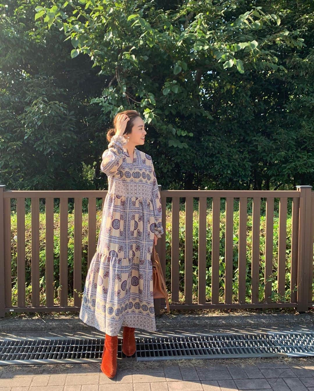 春名亜美さんのインスタグラム写真 - (春名亜美Instagram)「柄ワンピはこれからの時期大活躍のアイテム🌾 ファーベスト合わせたり、上からニット着たり、ニットカーデ羽織ったり… 寒くなれば中にタイツやヒートテック着込めるのも魅力的😁 ・ #ヴィンテージプリントシャツワンピース(発売中) @fromfirstmusee  #ボールキャッチピアス　@fromfirstmusee  #bag @hermes  #shoes @reikenen_official ・ ・ #fromfirstmusee #Musee #フロムファーストミュゼ#coordinate #kelly #hermeskelly #hermes #ootd #outfit #fashion #mamafashion #ママコーデ #ママコーディネート #reikenen」10月19日 22時55分 - amiharunaami