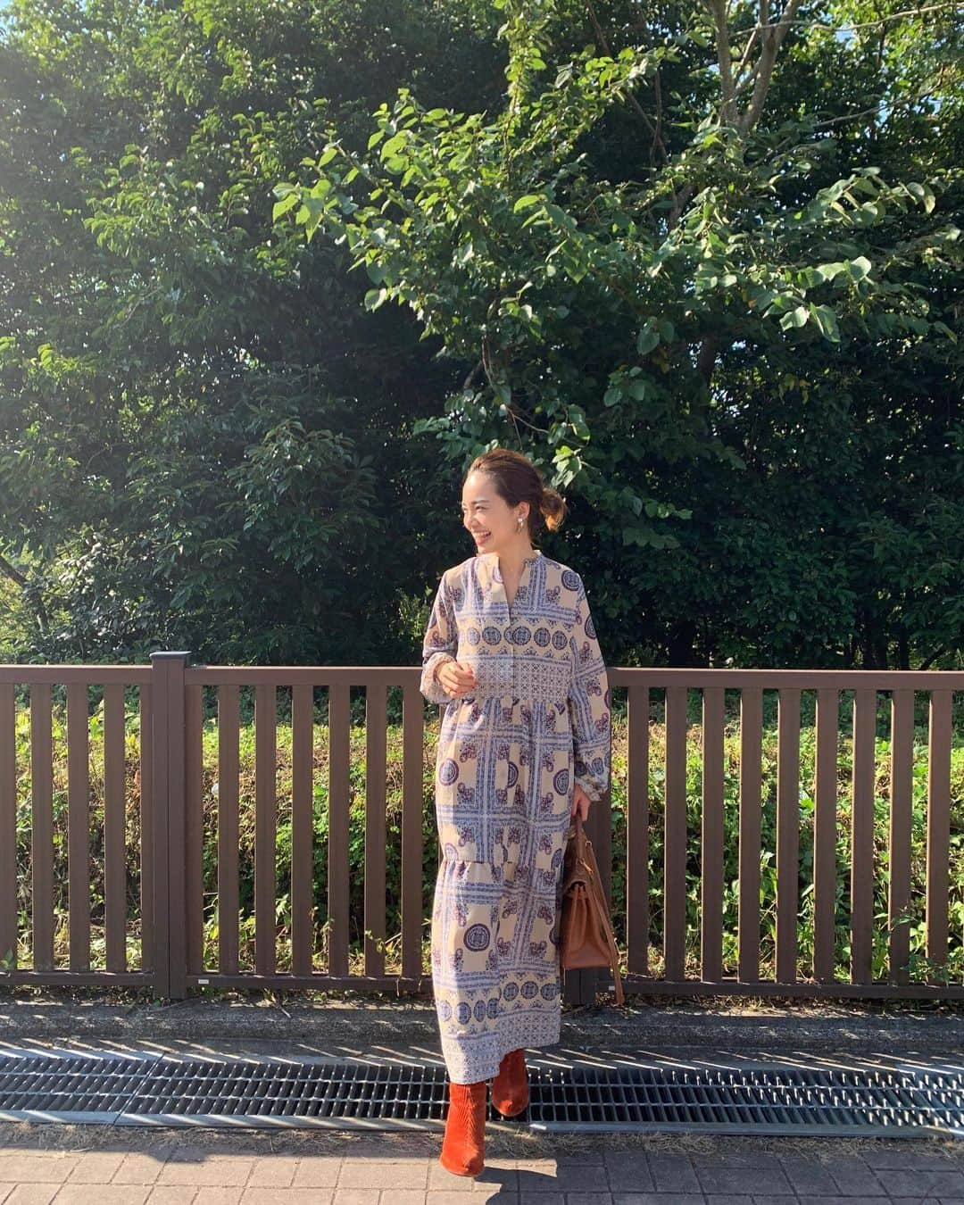 春名亜美さんのインスタグラム写真 - (春名亜美Instagram)「柄ワンピはこれからの時期大活躍のアイテム🌾 ファーベスト合わせたり、上からニット着たり、ニットカーデ羽織ったり… 寒くなれば中にタイツやヒートテック着込めるのも魅力的😁 ・ #ヴィンテージプリントシャツワンピース(発売中) @fromfirstmusee  #ボールキャッチピアス　@fromfirstmusee  #bag @hermes  #shoes @reikenen_official ・ ・ #fromfirstmusee #Musee #フロムファーストミュゼ#coordinate #kelly #hermeskelly #hermes #ootd #outfit #fashion #mamafashion #ママコーデ #ママコーディネート #reikenen」10月19日 22時55分 - amiharunaami