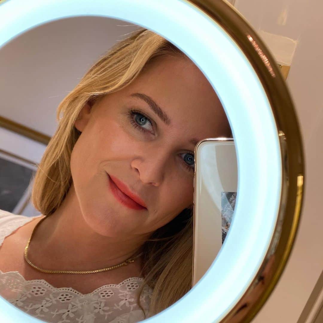 ジェシカ・キャプショーのインスタグラム：「Checking my look before stepping into another magical day in Paris!! ☺️ Side note...@gucciwestman & @westmanatelier make the most insanely gorgeous foundations, cheek colors, highlighters, contours and CLEAN MASCARA!! I don’t really wear makeup when I’m not working but if I do it’s this and it’s sooooooo easy to put on and looks so natural that you never look made up. It’s just you. Clearer, brighter and more colorful. Love it!」