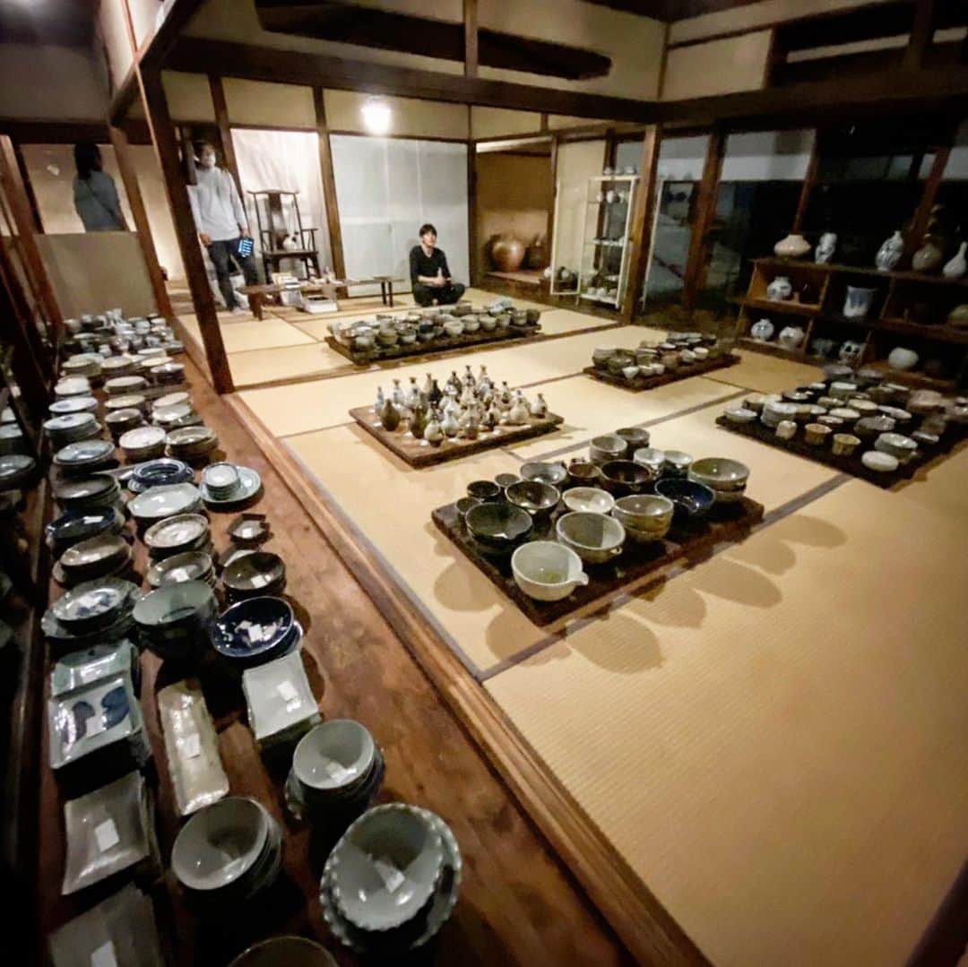 村上隆さんのインスタグラム写真 - (村上隆Instagram)「👉 The said future vision of the Muratas entails the structuring of a wholistic perspective and system encompassing the production, presentation, and sales of ceramic works geared toward professional chefs, with reconsiderations of tradition in mind.  Murata made his debut and progressed in his career riding the upward surge of the Lifestyle Crafts. I also met him around that time and was captivated by his creative worldview. But over time, through our many conversations, I began to understand the problems associated with the pottery boom. In order to secure income, he would have to hold over ten shows each year, one after another all over Japan. He would also have to constantly respond to the requests from the stores handling his works and, in the hope of pleasing the customers, he would get mired in the wave of trends, losing sight of his own creative sense. For years, he hadn’t had the time to thoroughly concentrate on producing his work. Although he had always aspired to achieving the marriage supreme between food and ceramics through dialogues with professional chefs, he had diverged increasingly further away from such a vision.  We concluded that the only way to solve this problem was to fundamentally redo everything, and that in order to do so, he must completely sever ties with all the stores he had worked with in the past.  Moreover, once Murata’s idea that he wanted dialogues with professional chefs became crystallized, we were unable to find an existing store that could fulfill such a wish, and therefore decided that we must open a store ourselves.  Yet why, oh why did illness have to strike him just as everything was starting to fall into places?  In the upcoming two-day-only show at tonoto, we are given the opportunity to present and sell Murata’s works he had made before drastically shifting his path; they are works from 2015 or earlier that were collecting dust in his studio. This will be an exhibition with a ritualistic significance for Murata, through which he aims to reconcile his past and face his future on the occasion of his illness and treatment. 👉」10月19日 22時56分 - takashipom