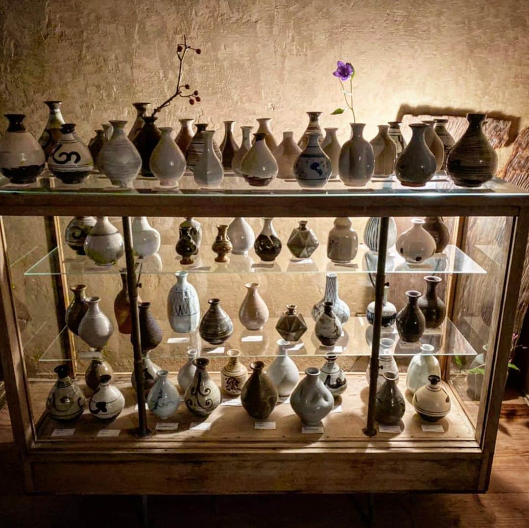 村上隆さんのインスタグラム写真 - (村上隆Instagram)「👉 The said future vision of the Muratas entails the structuring of a wholistic perspective and system encompassing the production, presentation, and sales of ceramic works geared toward professional chefs, with reconsiderations of tradition in mind.  Murata made his debut and progressed in his career riding the upward surge of the Lifestyle Crafts. I also met him around that time and was captivated by his creative worldview. But over time, through our many conversations, I began to understand the problems associated with the pottery boom. In order to secure income, he would have to hold over ten shows each year, one after another all over Japan. He would also have to constantly respond to the requests from the stores handling his works and, in the hope of pleasing the customers, he would get mired in the wave of trends, losing sight of his own creative sense. For years, he hadn’t had the time to thoroughly concentrate on producing his work. Although he had always aspired to achieving the marriage supreme between food and ceramics through dialogues with professional chefs, he had diverged increasingly further away from such a vision.  We concluded that the only way to solve this problem was to fundamentally redo everything, and that in order to do so, he must completely sever ties with all the stores he had worked with in the past.  Moreover, once Murata’s idea that he wanted dialogues with professional chefs became crystallized, we were unable to find an existing store that could fulfill such a wish, and therefore decided that we must open a store ourselves.  Yet why, oh why did illness have to strike him just as everything was starting to fall into places?  In the upcoming two-day-only show at tonoto, we are given the opportunity to present and sell Murata’s works he had made before drastically shifting his path; they are works from 2015 or earlier that were collecting dust in his studio. This will be an exhibition with a ritualistic significance for Murata, through which he aims to reconcile his past and face his future on the occasion of his illness and treatment. 👉」10月19日 22時56分 - takashipom