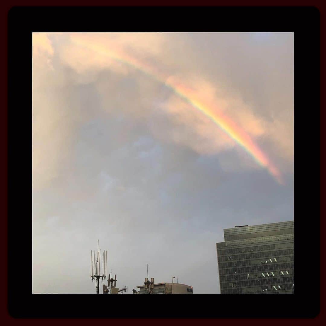下村実生さんのインスタグラム写真 - (下村実生Instagram)「今日、今までの人生で1番くらいにはっきりくっきりした虹を見れたの！🌈 珍しくリアクション良かった。笑」10月19日 22時56分 - miki_shimomura_