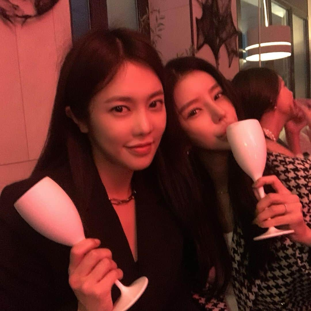 Son Ju Heeさんのインスタグラム写真 - (Son Ju HeeInstagram)「서린이 DJ 데뷔🖤 학부모인양 우리가 떨고 사진이며 동영상 엄청 찍구 분위기 살려야한다며 소리 지르고 ㅋㅋㅋㅋㅋㅋ 너무 잘해줘서 장해 DJ FOXY♥️ ( 뒤에 깨알 코코언닝🤣 ) . . #리샵」10月19日 22時58分 - juhee__ss