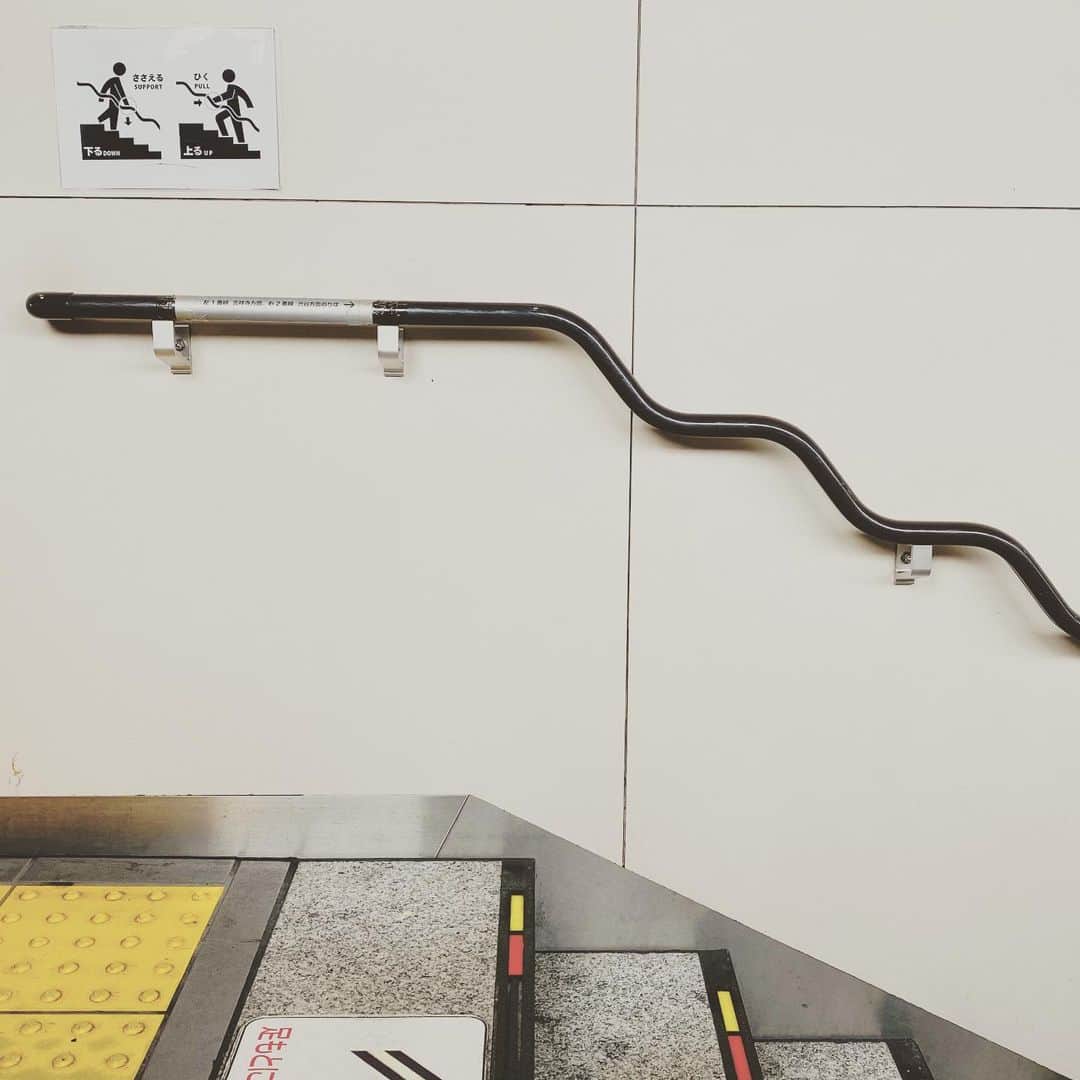 松村太郎さんのインスタグラム写真 - (松村太郎Instagram)「Waving #Handrail. #Stairs at #Fujimogaoka Station. 降りる時は水平な部分で支える、上ぼる時は斜めの部分で引く。  #井の頭線 #富士見ヶ丘駅」10月19日 22時58分 - taromatsumura