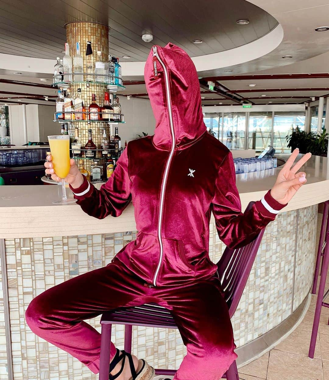 Alexa Collinsさんのインスタグラム写真 - (Alexa CollinsInstagram)「When they tell me not to drink during the week ➡️ @onepiece #zipitup」10月19日 22時58分 - alexacollins