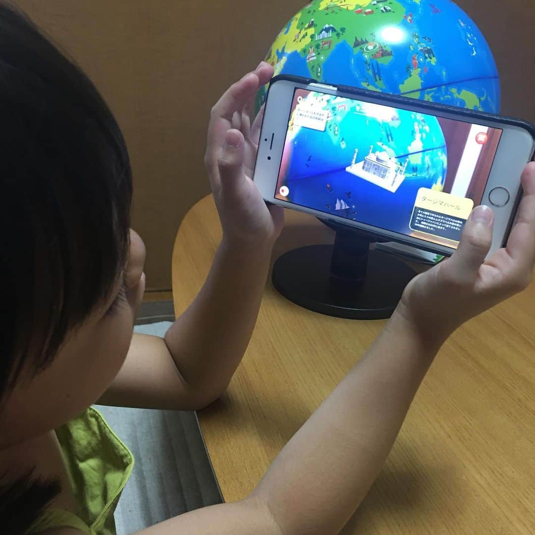 miho.a.nicoさんのインスタグラム写真 - (miho.a.nicoInstagram)「@globalasiapartners さんの 飛び出す知育地球儀 🌍 ・ スマホやタブレットでアプリをダウンロードして使います😊✨ ・ 最先端のAR技術でその国原産の動物や世界遺産などが３Dで立体的に現れます😆✨ 私の方がワーキャー言ってしまった😂 動物が出てくるので子供達も楽しそう🎵 東京オリンピックもあるから色んな国の食べ物を調べて見てみたり国旗クイズをしてみたり子どもから大人まで楽しめる地球儀です😆 ・ 楽天でランキング1位を獲得してる 人気商品みたいなのでプレゼントにもおススメ🎁 ・ 是非チェックしてみて下さい🎵 サイトはこちら↓ http://globalasiapartners.com/product/index17.html ・ ・ ・ #地球儀 #知育玩具 #おもちゃ #プレゼント #インテリア #小学生 #幼稚園」10月19日 22時59分 - miho.a.nico