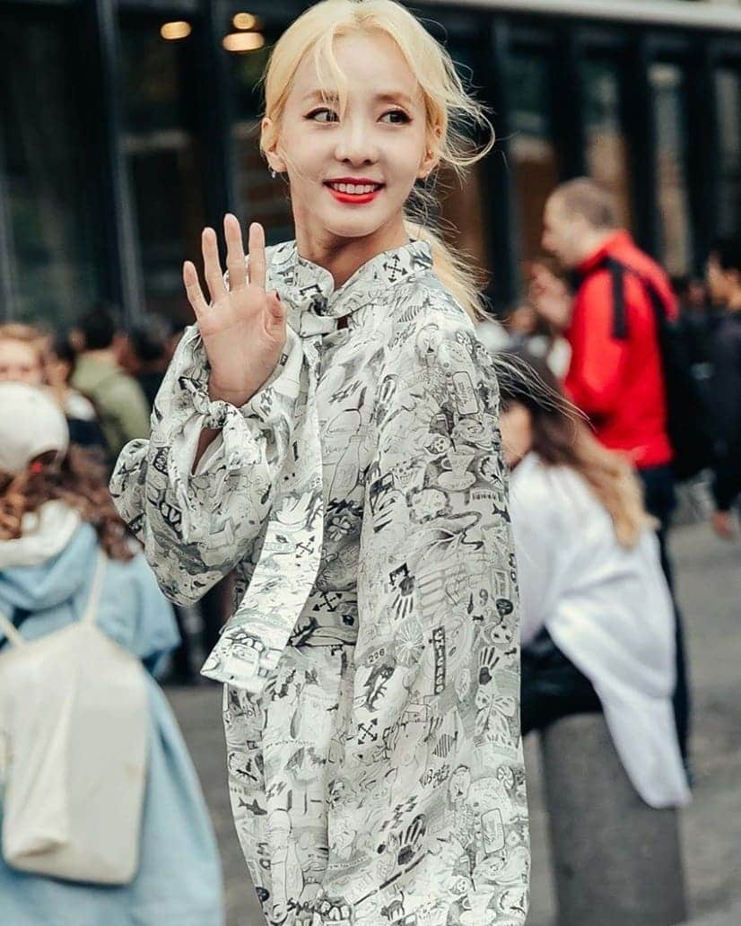 OFF-WHITE C/O VIRGIL ABLOHさんのインスタグラム写真 - (OFF-WHITE C/O VIRGIL ABLOHInstagram)「@daraxxi in Off-White™ total look before the ss20 women's runway show titled "Meteor shower" in paris via @jaylim1」10月19日 23時01分 - off____white