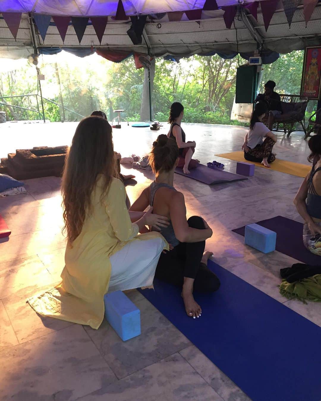 岡清華さんのインスタグラム写真 - (岡清華Instagram)「Updated!👏"Ayurveda yoga"🧘‍♀️ 今年中旬から行ってきた Ayurveda yogaを今回の learning tripを通して帰国後アップグレードした内容をお届けしたいとおもいます。  ヨガはただのエクササイズでもなく、流行り物でもなく…ヨガを通して培われるもの、感じる感覚、開花するセンスが、まさに人間がより良く人生を運び、豊かさを得るためのツールだと考えます。  5年前にhalepuleのyoga trainingを受講したときと受ける感覚がまるで違い、自分の為よりも帰国後どうやって日本の皆さんに伝えよう？という気持ちでいっぱいでした。そしてヨガ中のひとつひとつの動作、そしてマインド全てが生活の丁寧さ、豊かさ、選択力やセンス全てに繋がることを改めて実感しました。  Ayurveda yogaでは生活の全て、人間の営み全てに関わるヨガの一つ一つの丁寧な動作、滑らかな動き、内側へ向ける意識、柔らかさ、強さ、ヨガの哲学、心の在り方までを60分のクラスで学びます。  不定期開催となりますが、現時点で決定しているアーユルヴェーダヨガクラスをご紹介します。是非帰国後第一弾のタイミングでお会いできますこと楽しみにしています🙏Namaste!  10/22 (火祝) 15-16 pm @虎ノ門 10/27 (日) 10:30-13:00 @cinagro_yoga  詳細は MOTHER web siteより!✔️ #ayurveda #アーユルヴェーダ #生活の知恵 #mother #learnshareexperience #yoga #ヨガ」10月19日 23時01分 - okasaya