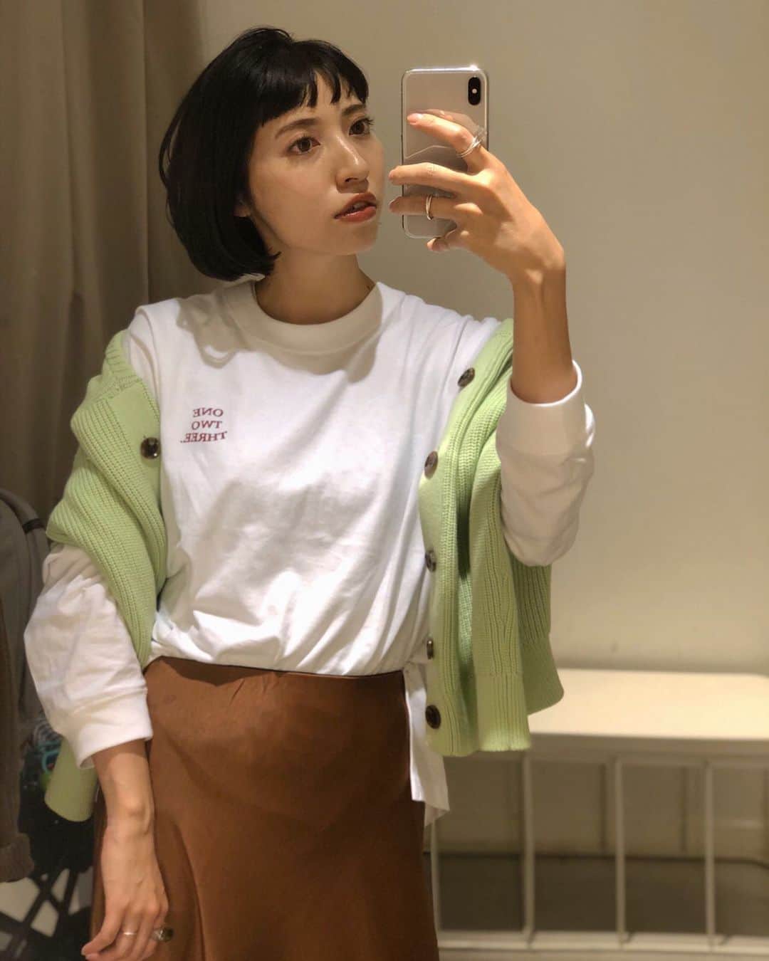 のインスタグラム：「. #muuootd 秋仕様に @eingrammy のブラウンカラーのサテンスカート🌰 . 髪の毛更に短く✂︎ 今までで1番短いかも🤭✨ @nobuto_papre thx🖤 . . #muuootd #eingrammy」