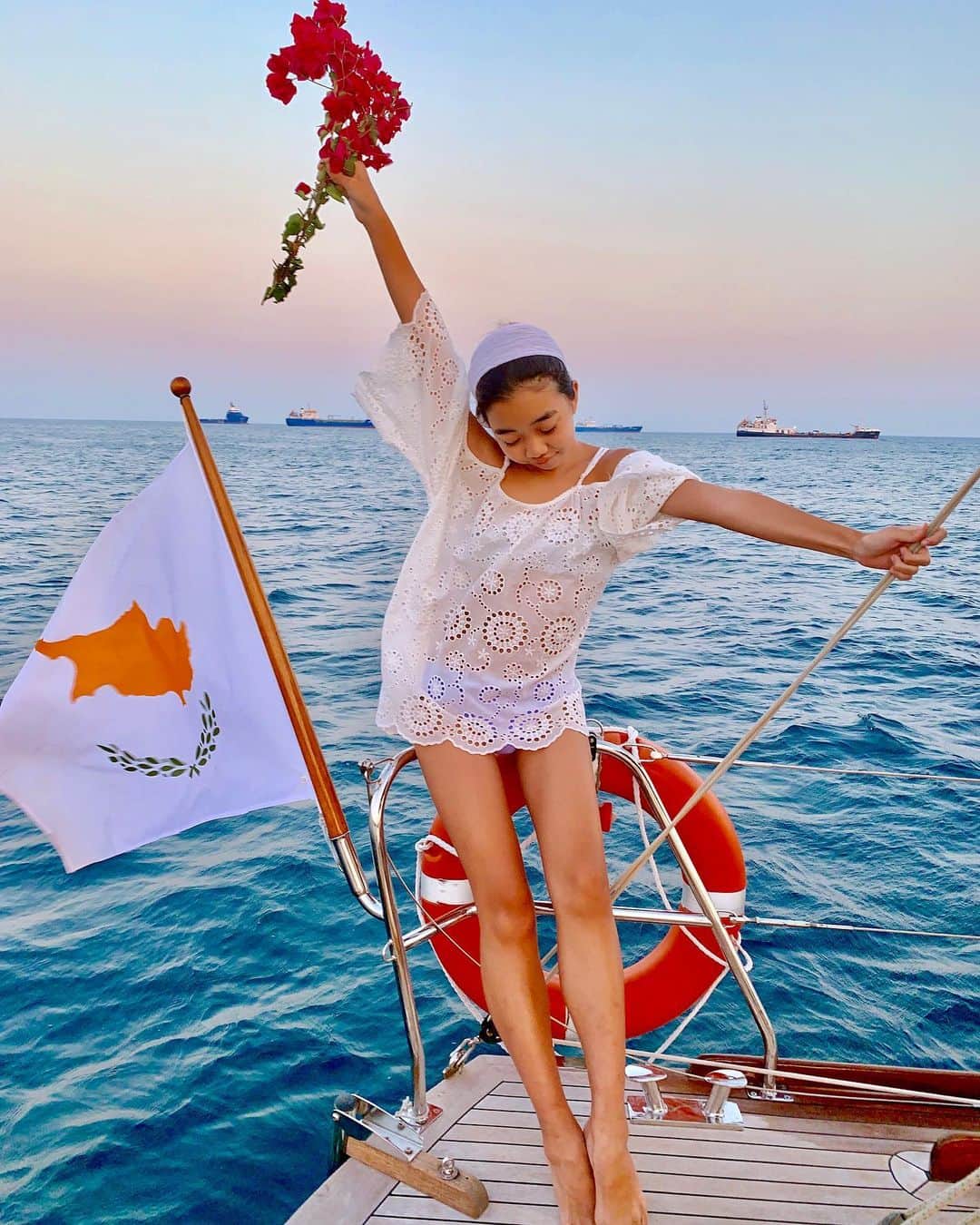 Laraさんのインスタグラム写真 - (LaraInstagram)「. . So behind me you can see the flag of Cyprus 🇨🇾 it has the shape of Cyprus and an olive tree twig! Aleka told me that Cyprus is the only country in the world with a flag with the actual country on it! . . . オリーブ葉とキプロスの地図が 描かれたキプロス共和国の国旗🇨🇾 . @aleka_metaxa  が国の形が国旗にのっている国は 世界でキプロスだけ、これはキプロス人 の自慢なんだよ😉 って 教えてくれた🇨🇾 @noi_cruise_cyprus  #larasummerholiday」10月19日 23時13分 - fa_la_lara