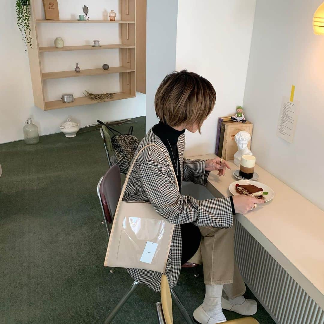 CONFIDENCE akinaさんのインスタグラム写真 - (CONFIDENCE akinaInstagram)「・ 2019.10.19 @avec.el  社員旅行で行ったcafeの2号店なんだって♡ 可愛かった☺️♡ 店員さんもお店に合った柔らかい雰囲気で おしゃ可愛やったぁ☺️♡♡♡ ・ ・ #韓国 #韓国カフェ #韓国カフェ巡り #カフェ #カフェ巡り #カフェ部 #cafe #cafestagram #korea #koreanfashion #ケーキ #コーヒー #コーヒー大好き #コーヒーのある暮らし #コーヒー好き #カフェラテ #シンプルな暮らし #シンプル #カフェスタグラム #カフェ活」10月19日 23時11分 - aaakn1208