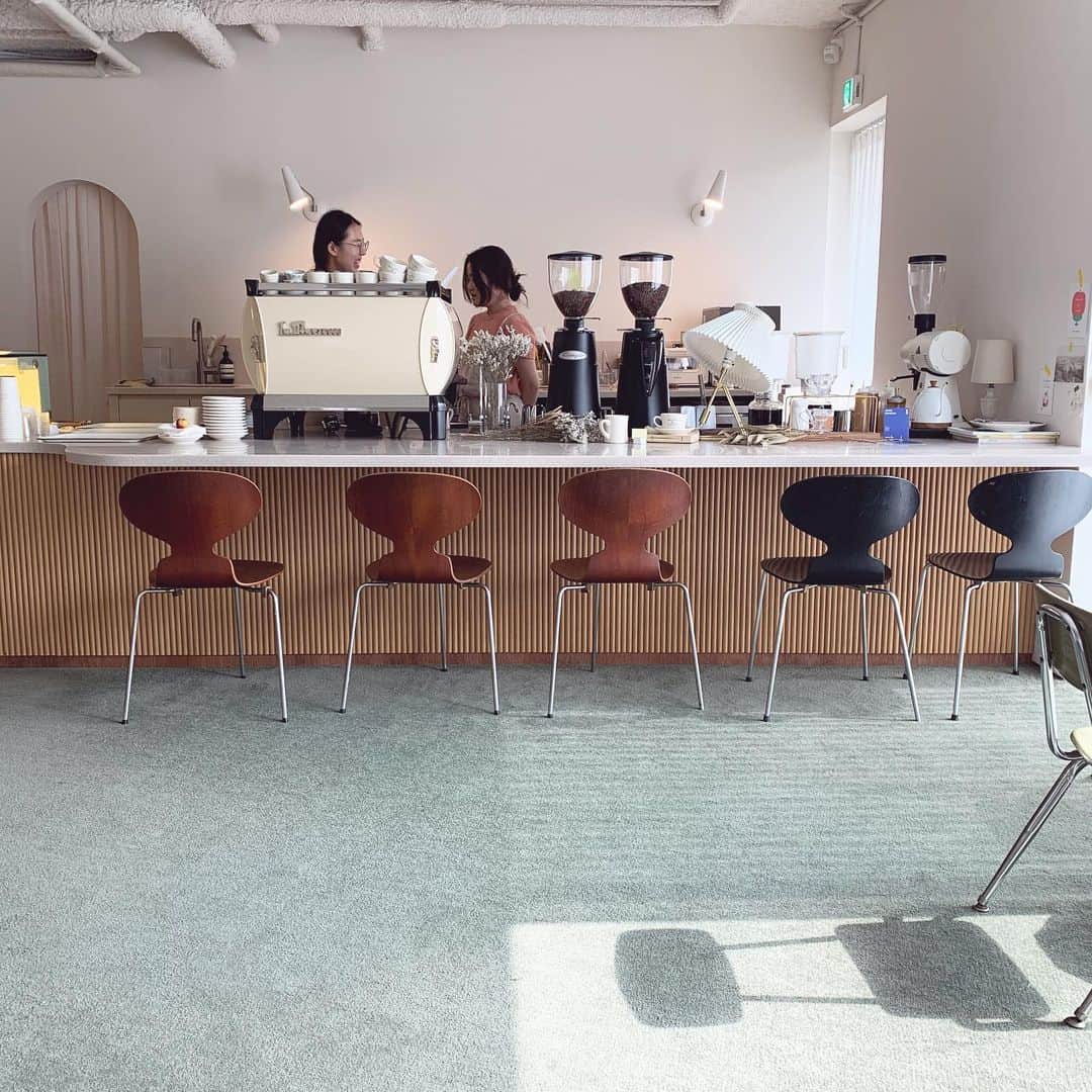 CONFIDENCE akinaさんのインスタグラム写真 - (CONFIDENCE akinaInstagram)「・ 2019.10.19 @avec.el  社員旅行で行ったcafeの2号店なんだって♡ 可愛かった☺️♡ 店員さんもお店に合った柔らかい雰囲気で おしゃ可愛やったぁ☺️♡♡♡ ・ ・ #韓国 #韓国カフェ #韓国カフェ巡り #カフェ #カフェ巡り #カフェ部 #cafe #cafestagram #korea #koreanfashion #ケーキ #コーヒー #コーヒー大好き #コーヒーのある暮らし #コーヒー好き #カフェラテ #シンプルな暮らし #シンプル #カフェスタグラム #カフェ活」10月19日 23時11分 - aaakn1208