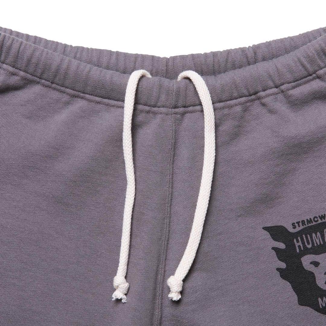 HUMAN MADEさんのインスタグラム写真 - (HUMAN MADEInstagram)「"SWEAT PANTS" now available in store and online. www.humanmade.jp  裏毛のスウェットパンツです。細身のシルエットやヒップにプリントされたグラフィックロゴが特徴です。セットアップでコーディネイトできる共地のクルーネックスウェットシャツも展開しています。 Fleece cotton sweatpants available in two colors with print logo. Can be matched with our stand collar sweatshirt.」10月19日 23時18分 - humanmade