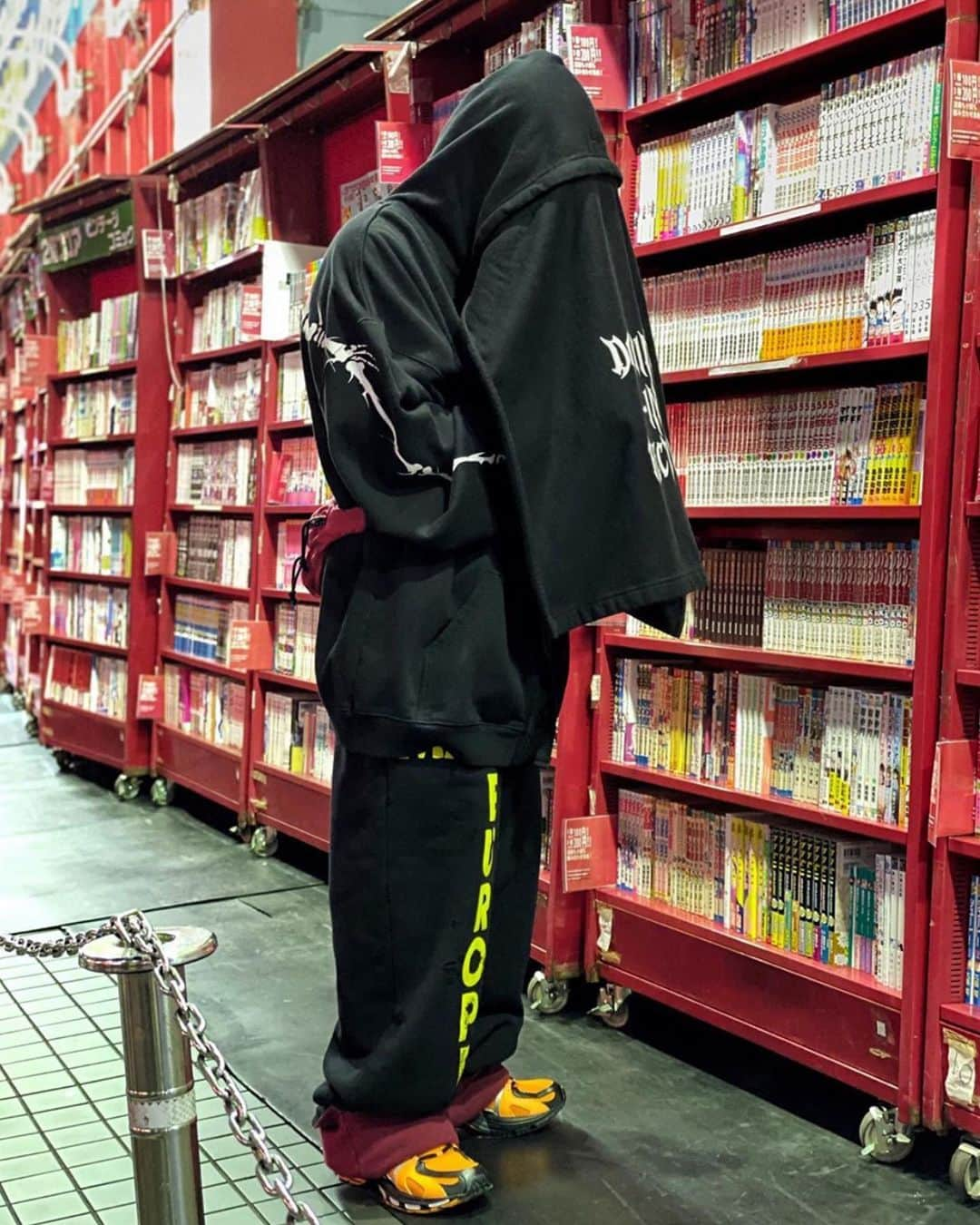 ヴェトモンさんのインスタグラム写真 - (ヴェトモンInstagram)「PRIVACY HOODIE & MORE - NEW SEASON NOW IN OSAKA @ayin_japan」10月19日 23時19分 - vetements_official