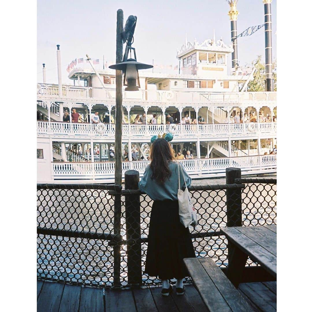 かほこ。さんのインスタグラム写真 - (かほこ。Instagram)「ㅤㅤㅤㅤㅤㅤㅤㅤㅤㅤㅤㅤㅤ ㅤㅤㅤㅤㅤㅤㅤㅤㅤㅤㅤㅤㅤ カリフォルニア旅のことについてまとめます！ ㅤㅤㅤㅤㅤㅤㅤㅤㅤㅤㅤㅤㅤ 一番聞かれたプランと値段ですが、 わたしは半年前からJALのツアーで予約しました！ 成田空港からの直行便で、 JAL往復飛行機（座席隣同士の追加料金なし） +ホテル4泊（ディズニーのすぐ近く） +空港からホテルまでの送迎往復 +2daysパークホッパー（両パーク行き来自由）チケット が付いて20万5千円のツアーでした！ ㅤㅤㅤㅤㅤㅤㅤㅤㅤㅤㅤㅤㅤ パークホッパーは、普通に買えば 1dayのパークチケットに+$50なので これだけついててこの値段なら、 って感じでした！ 個人手配で行ったことないけど、 英語話せないしツアーありがたかった…！ ㅤㅤㅤㅤㅤㅤㅤㅤㅤㅤㅤㅤㅤ ホテルはアナハイムホテルで、 ディズニーのすぐ近くでした！ お湯が熱くなるまでに すーーーーーーーごい時間かかったけど （めちゃ震えながらお風呂入ってた） でもベランダもすごく広くて わたしは好きなホテルでした❤︎ マジックモーニングっていって、 1時間早く入園できたので ホテル近いのほんとありがたかった… （8時開園だから7時に行ったの😴） ㅤㅤㅤㅤㅤㅤㅤㅤㅤㅤㅤㅤㅤ 予算だけど、あんまごはんとかも 食べなかったので、、 お母さんと2人で3万円両替して ごはんは全部現金で払ったけど 4泊6日で$50くらい残ったかな？ あとはカチューシャ3つとお土産買ったので 1人4万円くらいあればいけるかな…？ でも向こうでTシャツ買ったりとか なんかいろいろしたらもっとかかるかも！ わたしはあんまり贅沢はしなかった！ ㅤㅤㅤㅤㅤㅤㅤㅤㅤㅤㅤㅤㅤ 4泊6日で、3日間ディズニーに行ったけど （1日は現地でディズニーランドのチケット買った） 最低2日あれば楽しめるかも！ オススメはやっぱり日本にはない カーズランドとスターウォーズエリアかな？❤︎ ㅤㅤㅤㅤㅤㅤㅤㅤㅤㅤㅤㅤㅤ Wi-Fiは、グローバルWi-Fiで借りました！ webで事前予約して、無制限のにして 6日間で6千円でした🙆🏻‍♀️✨ ㅤㅤㅤㅤㅤㅤㅤㅤㅤㅤㅤㅤㅤ アトラクもグリも、意外とそれなりに並んだ！ FPは日本みたいにパスポートをかざして取るんだけど 入るときはパスポートを読み込むだけで FP自体は回収されないので記念に取っておける❤︎ グリに関しては、 日本は1組に対して写真1枚のみだけど 海外はキャストさんがたくさん撮ってくれるし 一緒に撮って、キャラだけも撮る、 みたいなのもOKだから最高😭❤️ ㅤㅤㅤㅤㅤㅤㅤㅤㅤㅤㅤㅤㅤ 英語はわたしも話せないけど、 中高で習ったレベルの英語でいける！ 日本語話せるキャストさんもいるから 最悪困ったらその人に声かければ大丈夫！ むしろ向こうから声かけてきてくれる！（笑） 5枚目に載せたSEANさんも、 声かけてくれていっぱい話したよ❤︎ ㅤㅤㅤㅤㅤㅤㅤㅤㅤㅤㅤㅤㅤ ワールドオブカラーについては また別で投稿します🕺🏻 ㅤㅤㅤㅤㅤㅤㅤㅤㅤㅤㅤㅤㅤ ㅤㅤㅤㅤㅤㅤㅤㅤㅤㅤㅤㅤㅤ とっても長くなってしまったー！ ほんっとに楽しかったので いつか絶対また行きたい！！ いろんな写真ごちゃ混ぜで載せとこ ㅤㅤㅤㅤㅤㅤㅤㅤㅤㅤㅤㅤㅤ #california #anaheim #disneylandcalifornia #anaheimdisney #カリフォルニアディズニー #kaho_disney」10月19日 23時27分 - xxokohakxx