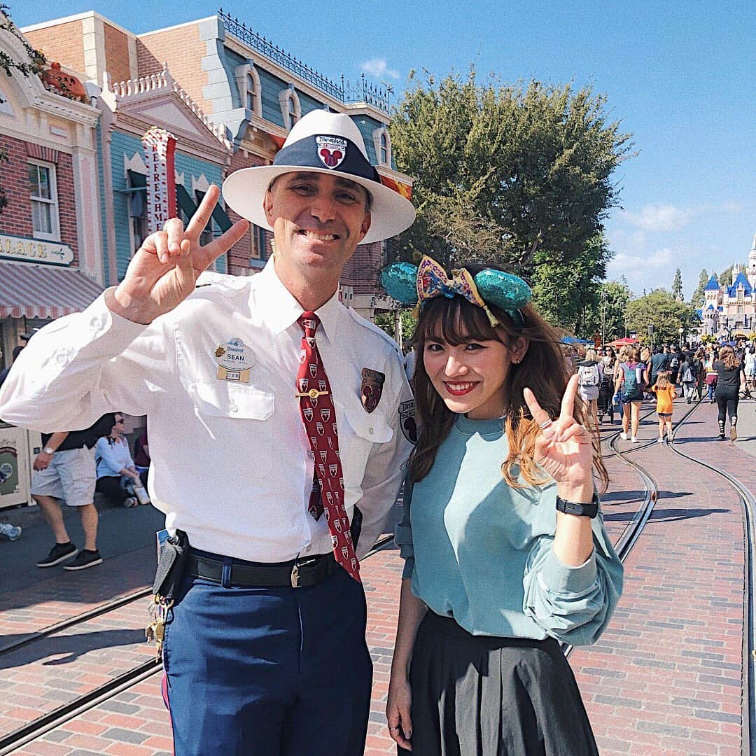 かほこ。さんのインスタグラム写真 - (かほこ。Instagram)「ㅤㅤㅤㅤㅤㅤㅤㅤㅤㅤㅤㅤㅤ ㅤㅤㅤㅤㅤㅤㅤㅤㅤㅤㅤㅤㅤ カリフォルニア旅のことについてまとめます！ ㅤㅤㅤㅤㅤㅤㅤㅤㅤㅤㅤㅤㅤ 一番聞かれたプランと値段ですが、 わたしは半年前からJALのツアーで予約しました！ 成田空港からの直行便で、 JAL往復飛行機（座席隣同士の追加料金なし） +ホテル4泊（ディズニーのすぐ近く） +空港からホテルまでの送迎往復 +2daysパークホッパー（両パーク行き来自由）チケット が付いて20万5千円のツアーでした！ ㅤㅤㅤㅤㅤㅤㅤㅤㅤㅤㅤㅤㅤ パークホッパーは、普通に買えば 1dayのパークチケットに+$50なので これだけついててこの値段なら、 って感じでした！ 個人手配で行ったことないけど、 英語話せないしツアーありがたかった…！ ㅤㅤㅤㅤㅤㅤㅤㅤㅤㅤㅤㅤㅤ ホテルはアナハイムホテルで、 ディズニーのすぐ近くでした！ お湯が熱くなるまでに すーーーーーーーごい時間かかったけど （めちゃ震えながらお風呂入ってた） でもベランダもすごく広くて わたしは好きなホテルでした❤︎ マジックモーニングっていって、 1時間早く入園できたので ホテル近いのほんとありがたかった… （8時開園だから7時に行ったの😴） ㅤㅤㅤㅤㅤㅤㅤㅤㅤㅤㅤㅤㅤ 予算だけど、あんまごはんとかも 食べなかったので、、 お母さんと2人で3万円両替して ごはんは全部現金で払ったけど 4泊6日で$50くらい残ったかな？ あとはカチューシャ3つとお土産買ったので 1人4万円くらいあればいけるかな…？ でも向こうでTシャツ買ったりとか なんかいろいろしたらもっとかかるかも！ わたしはあんまり贅沢はしなかった！ ㅤㅤㅤㅤㅤㅤㅤㅤㅤㅤㅤㅤㅤ 4泊6日で、3日間ディズニーに行ったけど （1日は現地でディズニーランドのチケット買った） 最低2日あれば楽しめるかも！ オススメはやっぱり日本にはない カーズランドとスターウォーズエリアかな？❤︎ ㅤㅤㅤㅤㅤㅤㅤㅤㅤㅤㅤㅤㅤ Wi-Fiは、グローバルWi-Fiで借りました！ webで事前予約して、無制限のにして 6日間で6千円でした🙆🏻‍♀️✨ ㅤㅤㅤㅤㅤㅤㅤㅤㅤㅤㅤㅤㅤ アトラクもグリも、意外とそれなりに並んだ！ FPは日本みたいにパスポートをかざして取るんだけど 入るときはパスポートを読み込むだけで FP自体は回収されないので記念に取っておける❤︎ グリに関しては、 日本は1組に対して写真1枚のみだけど 海外はキャストさんがたくさん撮ってくれるし 一緒に撮って、キャラだけも撮る、 みたいなのもOKだから最高😭❤️ ㅤㅤㅤㅤㅤㅤㅤㅤㅤㅤㅤㅤㅤ 英語はわたしも話せないけど、 中高で習ったレベルの英語でいける！ 日本語話せるキャストさんもいるから 最悪困ったらその人に声かければ大丈夫！ むしろ向こうから声かけてきてくれる！（笑） 5枚目に載せたSEANさんも、 声かけてくれていっぱい話したよ❤︎ ㅤㅤㅤㅤㅤㅤㅤㅤㅤㅤㅤㅤㅤ ワールドオブカラーについては また別で投稿します🕺🏻 ㅤㅤㅤㅤㅤㅤㅤㅤㅤㅤㅤㅤㅤ ㅤㅤㅤㅤㅤㅤㅤㅤㅤㅤㅤㅤㅤ とっても長くなってしまったー！ ほんっとに楽しかったので いつか絶対また行きたい！！ いろんな写真ごちゃ混ぜで載せとこ ㅤㅤㅤㅤㅤㅤㅤㅤㅤㅤㅤㅤㅤ #california #anaheim #disneylandcalifornia #anaheimdisney #カリフォルニアディズニー #kaho_disney」10月19日 23時27分 - xxokohakxx