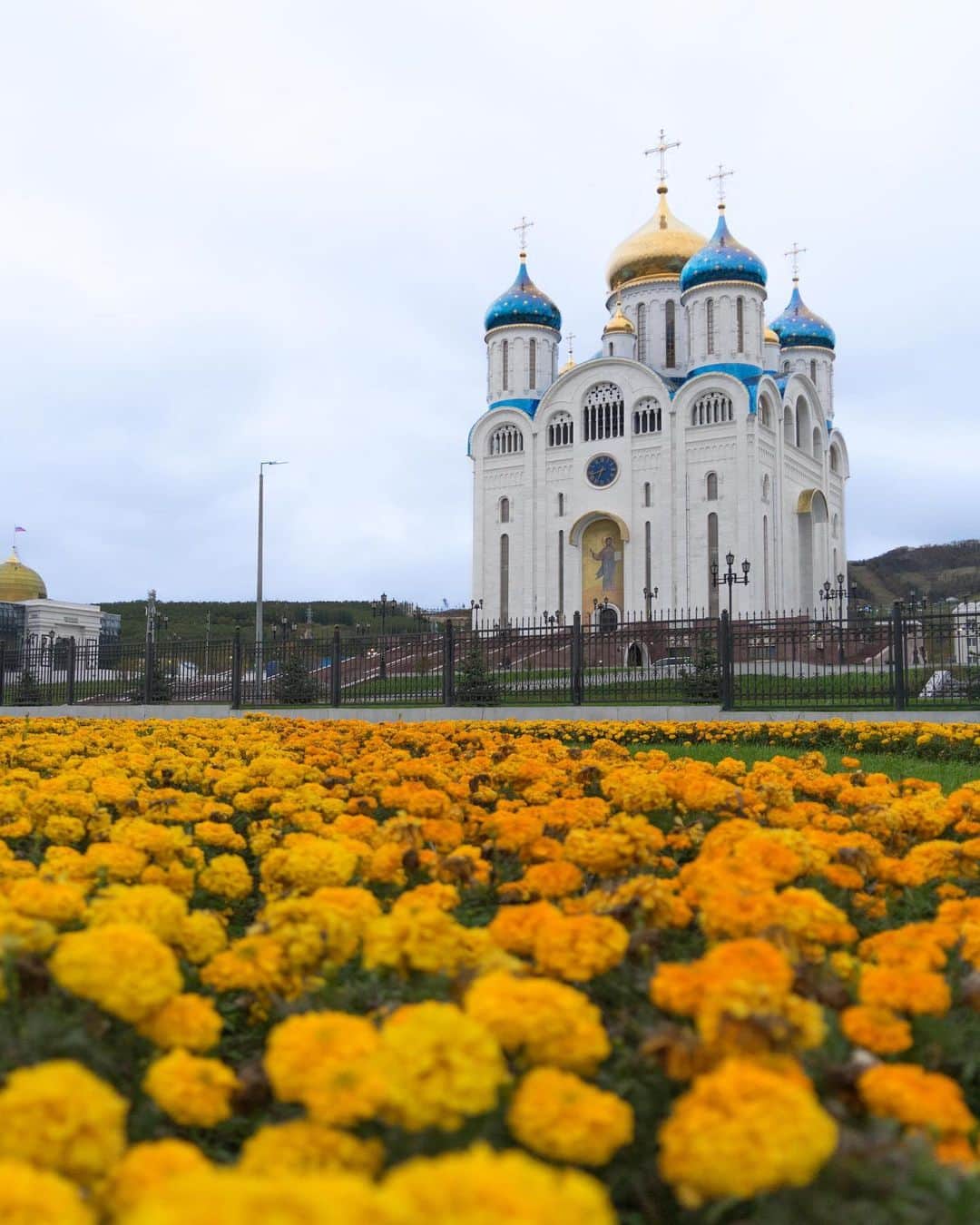 詩歩さんのインスタグラム写真 - (詩歩Instagram)「🇷🇺﻿ ﻿ サハリンで一番大きな大聖堂へ⛪﻿ Biggest cathedral in Sakhalin.﻿ ﻿ サハリン中心部・ユジノサハリンスクを走っていると必ず目につくのがこの大聖堂。﻿ ﻿ 2016年に完成した新しい教会なんですが、その色使いがすごい！﻿ さすがロシア正教というカラフルさ👏﻿ ﻿ ぽってり玉ねぎ型をしたドームは、モスクワにある有名な「聖ワシリイ大聖堂」と同じだね😉﻿ ﻿ 高さ81mの大聖堂は中も立派！﻿ 中から天井を見上げると、天からキリスト様が見守ってくれててビックリした〜😂﻿ ﻿ 夜はライトアップもされてるので、サハリンにきたらMust Goのスポットです🚗﻿ ﻿ ✈️﻿ ﻿ サハリン州観光局さん @gosakhalin のお仕事で訪れました。﻿ #shiho_sakhalin﻿ ﻿ 成田→サハリン（ユジノサハリンスク）は直行便で２時間半！﻿ eVISAで入国できるので、モスクワ等に比べてビザ申請が楽ちんです✌﻿ ﻿ 旅の様子はハイライト「🇷🇺Sakhalin」でもまとめてるのでCheckしてね〜。﻿ ﻿ ﻿ 📍キリスト降誕大聖堂／サハリン﻿ 📍Cathedral of The Nativity／Sakhalin﻿ ﻿ 日本とロシアが協議を進めている「北方領土」にサハリン島は含まれていません。﻿ （北方領土＝択捉島・国後島などの島々）﻿ ﻿ 現在サハリン在住の日本人はかなり少なく、ロシア・朝鮮の方々が多く暮らしているそうです。﻿ ﻿ ﻿ ©Shiho/詩歩」10月19日 23時27分 - shiho_zekkei