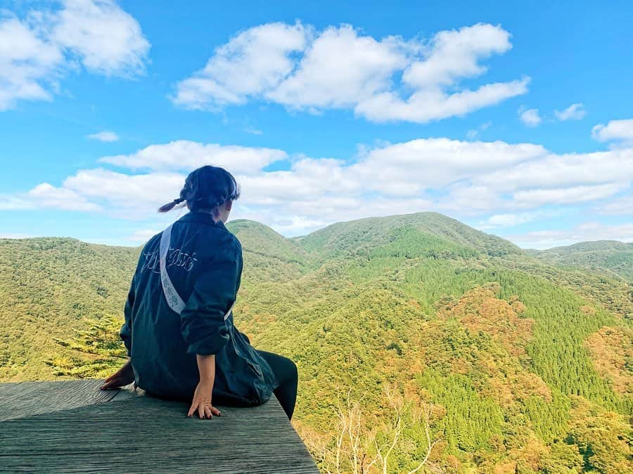 あやつるぽんさんのインスタグラム写真 - (あやつるぽんInstagram)「... 絶景 . . . めちゃくちゃ高さあるのに 何にも縛られへん開放的 どうやったらこのスリル感 伝える写真になるのか わからんかった。 頭のタオル鉢巻きは、ご陽気すぎる . . . #投入堂　#三徳山投入堂 #japan #temple #日本一危険な国宝 #国宝　#危険　#旅女」10月19日 23時39分 - ayatsurupon