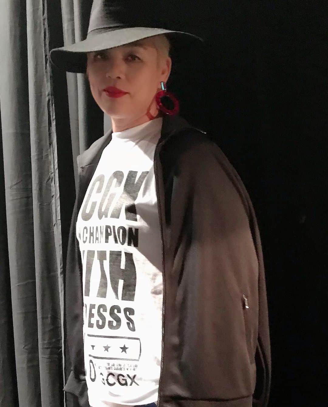 井上貴子のインスタグラム：「本日  TOKYO Fashion Week というファッションショーに 神取さんがモデルとして出演！  GUT'S DYNAMITE CABARETS というブランドで デザインがめっちゃカッコよかったーー^ ^  なんだか 神取さん紅い口紅が よく似合ってて ツケマまでしてるのに 女らしくならない…  どーゆーこと？  とてもステキに着こなしてた！ ジュリーみたいに！！ 新日本プロレスオーナーの木谷さんも モデルで登場！  お写真撮ってくれました^  Happyで^ ^  #井上貴子  #LLPWX #女子プロレス #紅緒と柊音 #トイプードル #神田明神 #神取忍 #ファッションショー #モデル神取さん #TOKYO Fashion Week #GUT'SDYNAMITECABARETS」