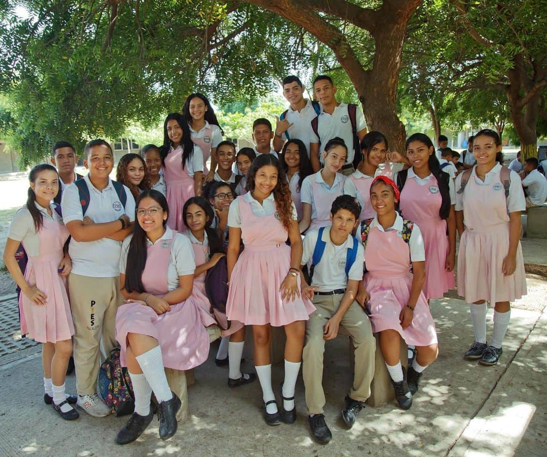 シャキーラさんのインスタグラム写真 - (シャキーラInstagram)「Este año, 10 años del colegio de Barranquilla, tantos logros!! @fpiesdescalzos」10月19日 23時32分 - shakira